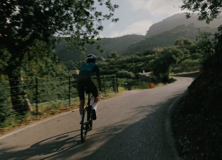(mostly) cycling postcards from Mallorca 🌞

#35mm #film #cycling #cyclingvideos #movingpostcards #cinematography #filmmaking
