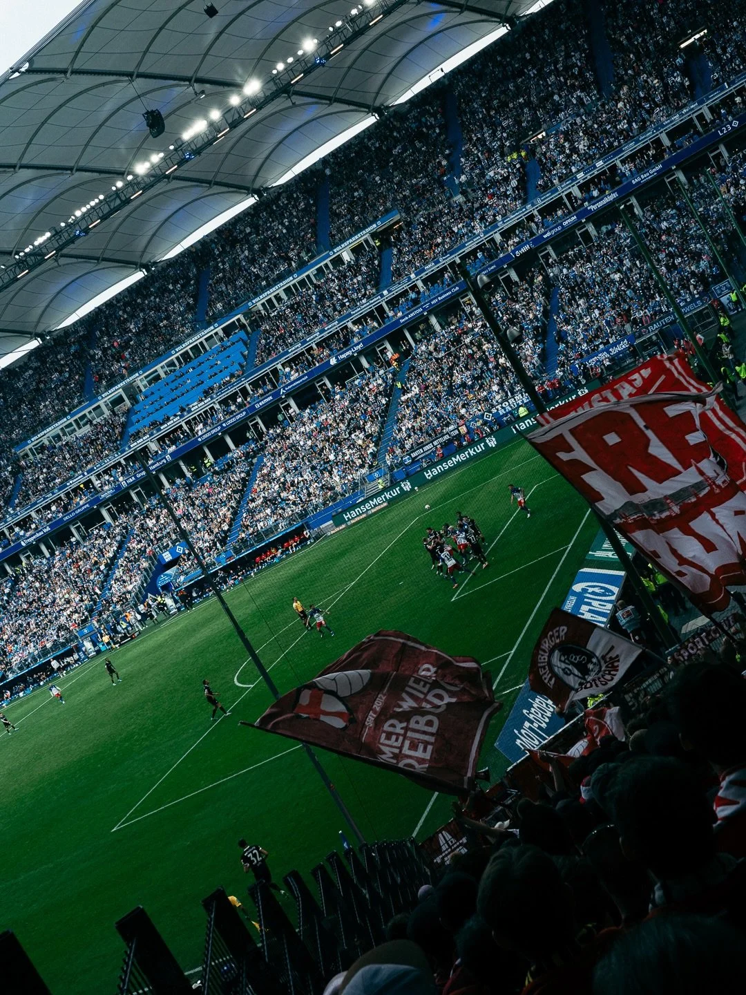 We weren't so lucky this time. Somehow, the match felt a bit of a struggle. You could tell that the European Cup fight was still weighing on them. From the stands, it also seemed to me as everyone were still hungover from the celebrations. That carri