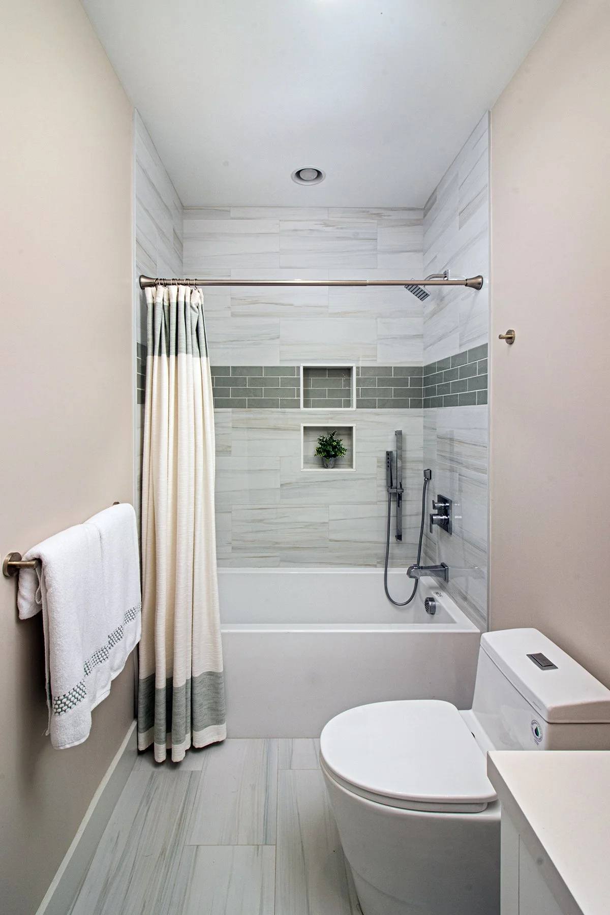 Interior-Design-Newburyport-Modern-Lakehouse-Bathroom-3.jpg
