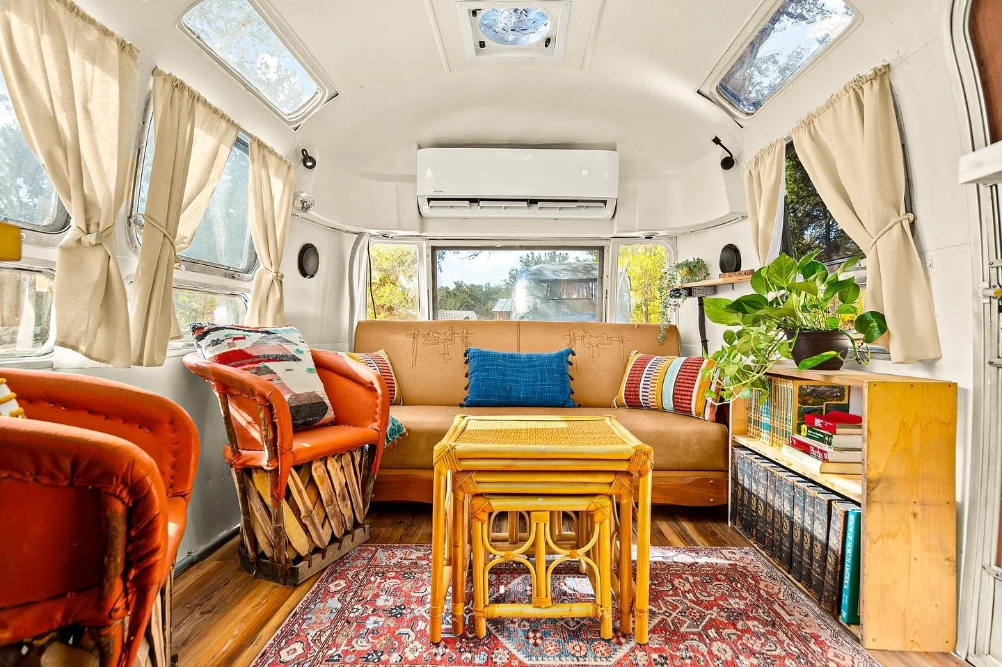 Creating cozy, character-filled spaces with a touch of vintage charm ✨ This retro Airstream remodel brings warmth and personality to every corner, from handcrafted leather chairs to vibrant textiles and lush greenery. 🌵 Where would you love to unwin