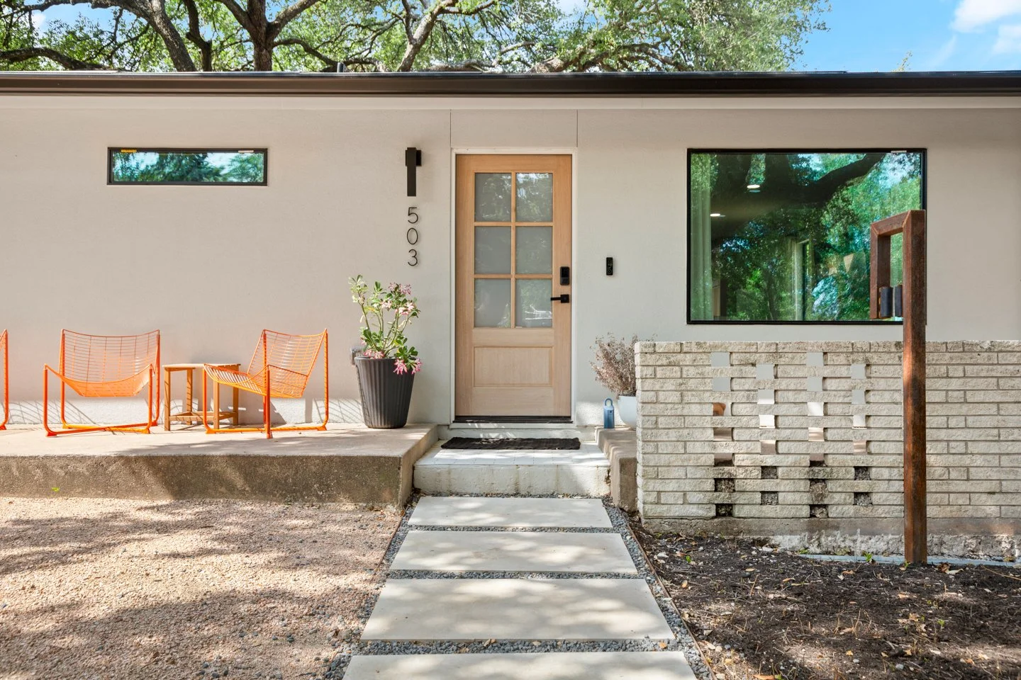 ✨ Check out this jaw-dropping Before and After of a Howdy Renovations project in the heart of Austin, TX! 🏡 From outdated tiles and walls to a stunning, open-concept living space, the transformation is nothing short of spectacular. Our talented team