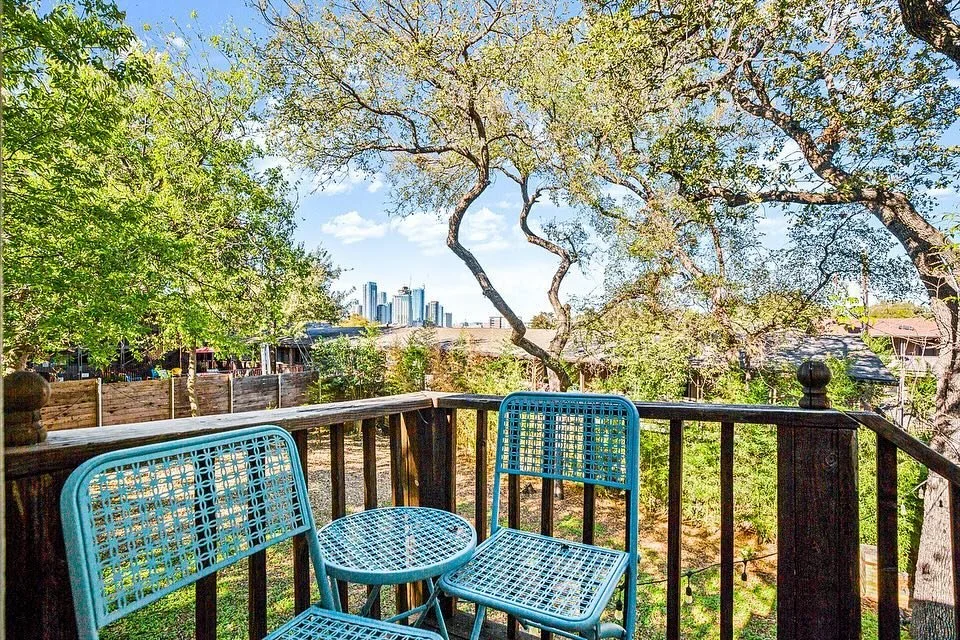 🌿✨ Welcome to Bloom&rsquo;s Treehouse! ✨🌿
Your dreamy Boho loft retreat just 7 minutes from Lady Bird Lake and Austin&rsquo;s top restaurants and cafes! Perfectly blending serene vibes with modern amenities, this space offers reclaimed mid-century 