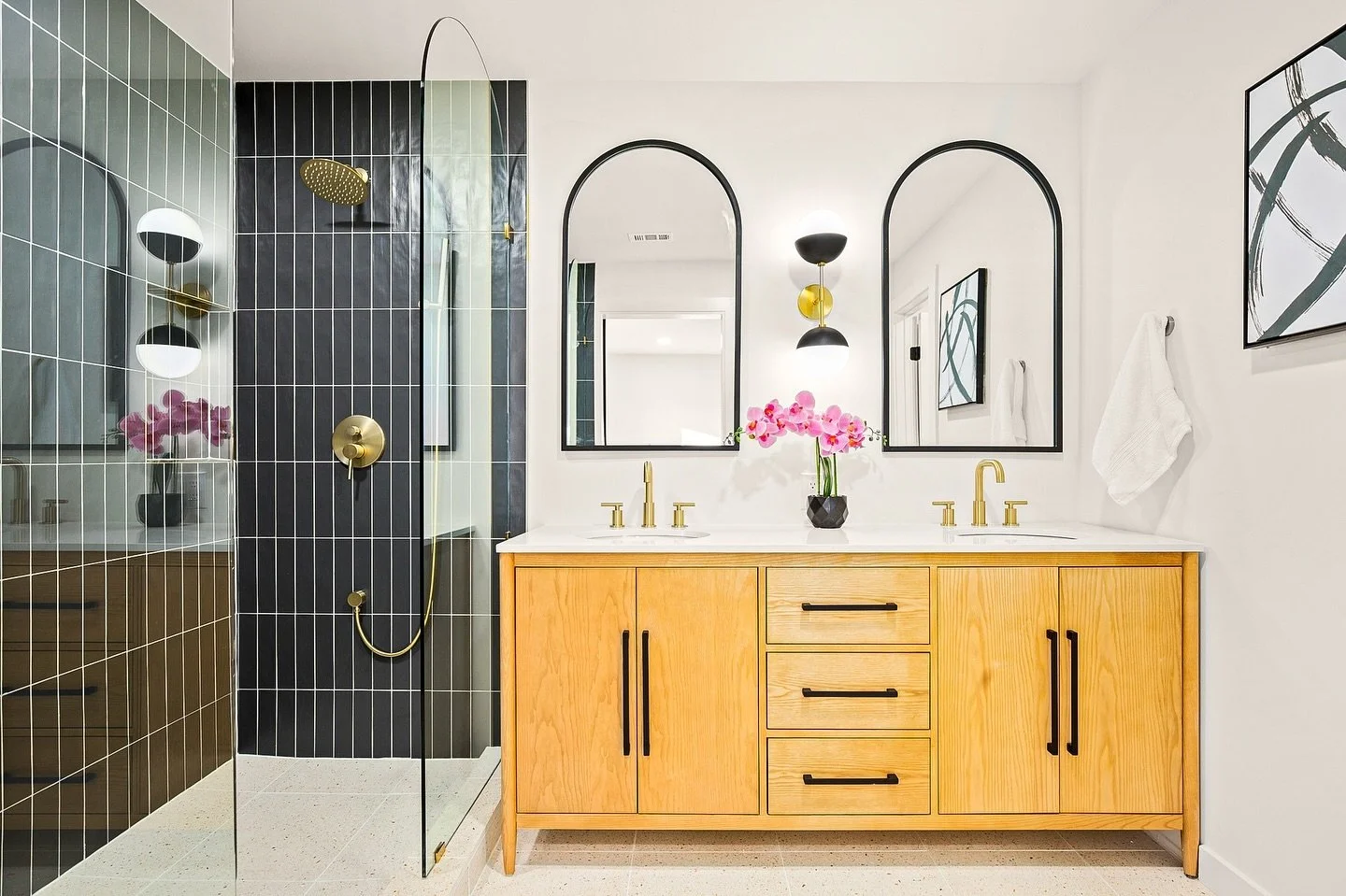 ✨ Bold, balanced, and beautiful! ✨ This bathroom renovation is all about mixing elegance and functionality. From the sleek black accents to the golden fixtures, every detail is crafted to create a serene space with a touch of luxury. 🌿

Whether it&r