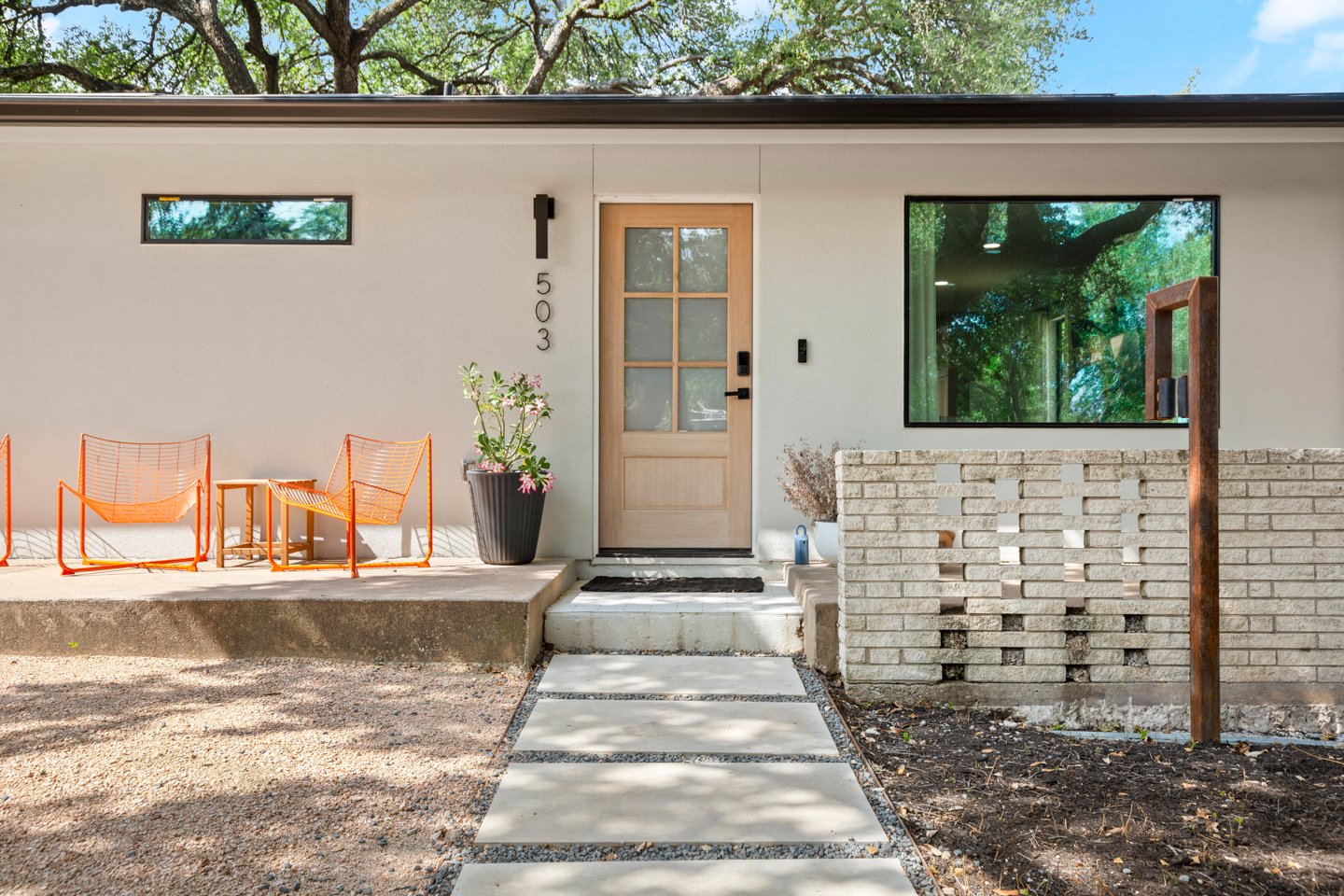 ✨ Check out this jaw-dropping Before and After of a Howdy Renovations project in the heart of Austin, TX! 🏡 From outdated tiles and walls to a stunning, open-concept living space, the transformation is nothing short of spectacular. Our talented team
