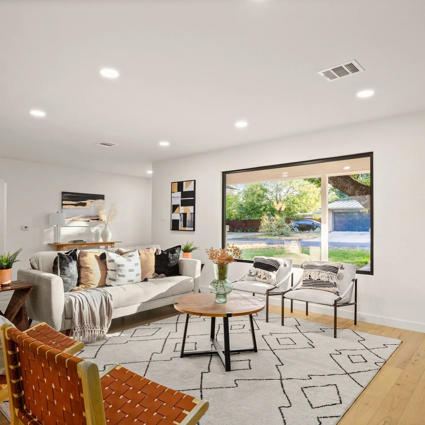 Swipe to see this dramatic transformation! From dated and drab to modern and inviting, every inch of this renovation was thoughtfully designed to blend functionality with style. With clean lines, natural textures, and a cozy vibe, this home is now re