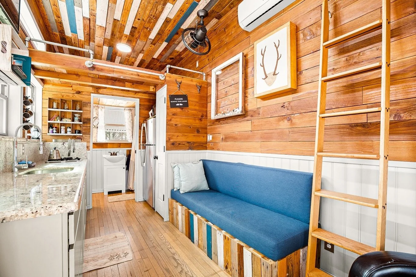 Step into sustainable charm! 🌲🏡✨ 
This tiny home renovation by Howdy Renovations is crafted entirely with refurbished wood, bringing warmth and character to every inch. From the handcrafted ceiling to the cozy bench, each detail is designed with ec