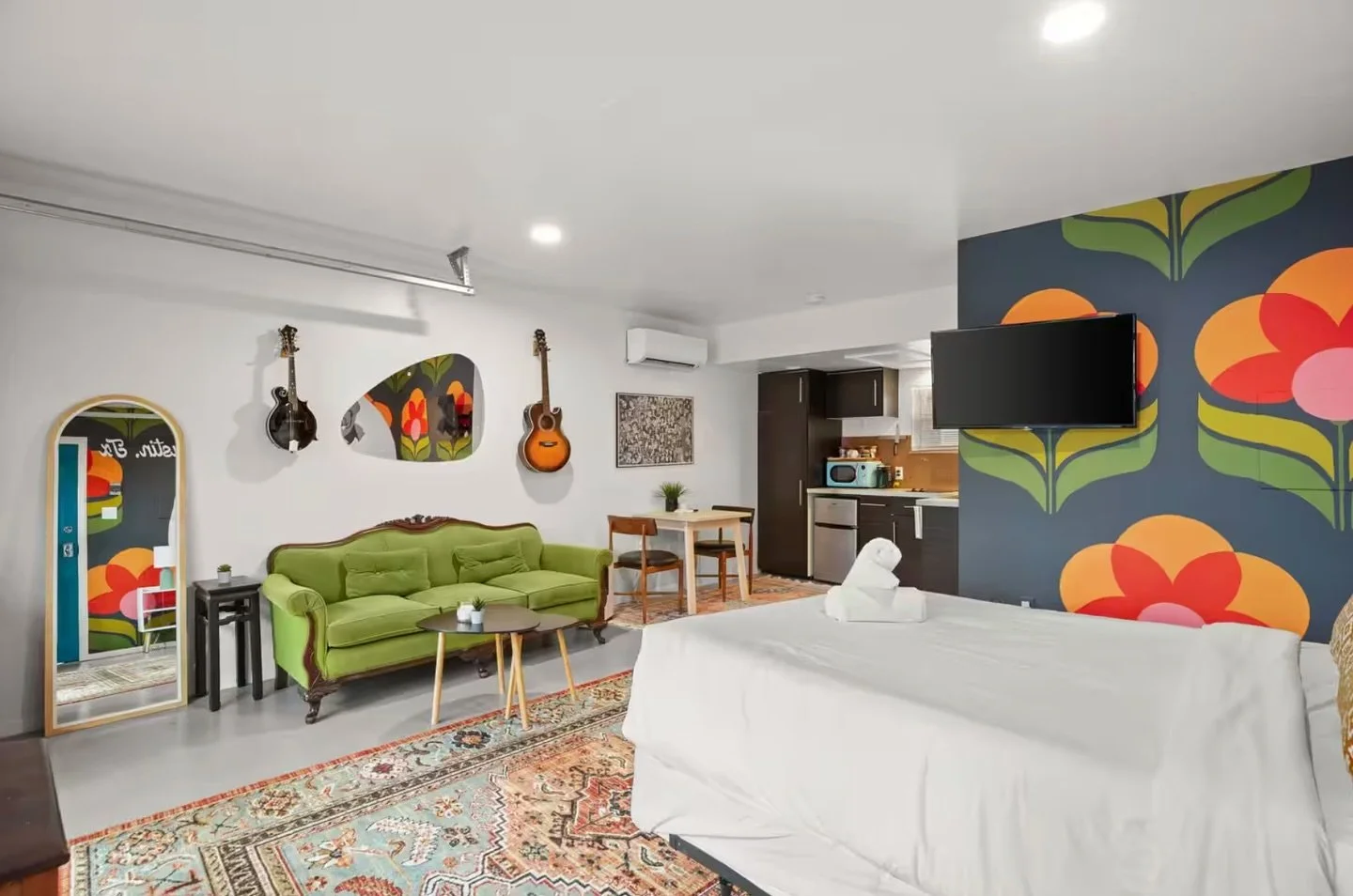 🎶 Welcome to Bloom&rsquo;s Studio, where Austin&rsquo;s live music vibe meets cozy, eclectic charm! 🎸 Just a 7-minute walk from Lady Bird Lake and top restaurants, this vibrant space offers the perfect mix of relaxation, creativity, and exploration