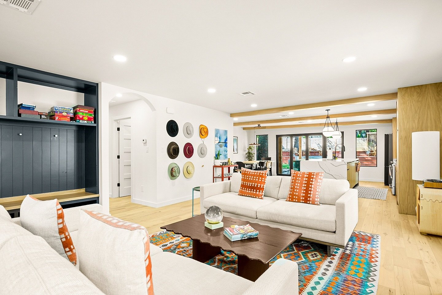 Living room goals 🤠✨ Transforming spaces to create cozy, vibrant vibes that welcome you in. Hats off to a home where personality shines through! 

#HowdyRenovations #HomeInspo #AirbnbDesign #AustinRenovations #CozyLiving #TexasInteriors #AirbnbHost 