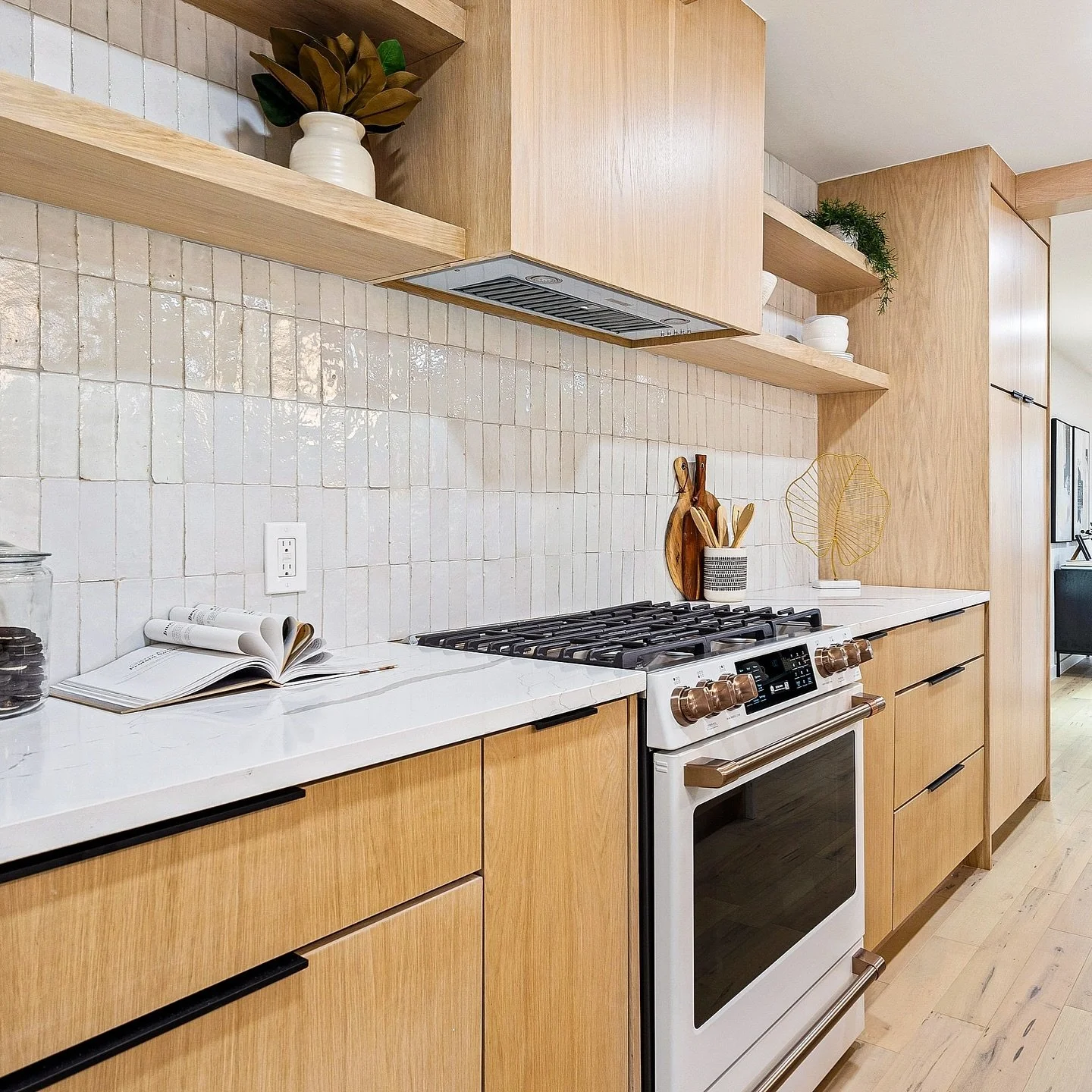 Kitchen goals! 🤩 Every detail in this kitchen was crafted to bring warmth and style together, but it&rsquo;s the @zia_tile backsplash that truly steals the show! Its handmade, earthy texture brings just the right amount of character to this cozy, mo