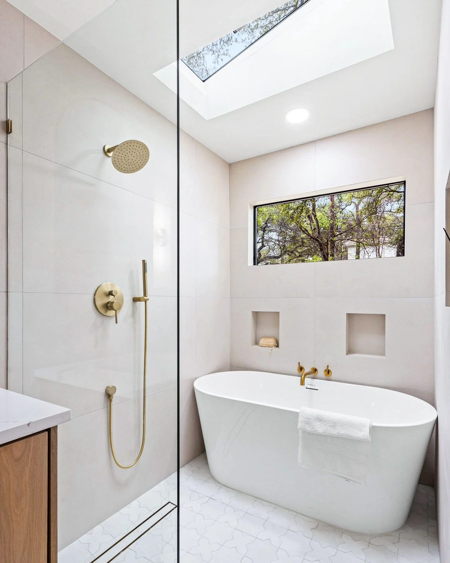 Creating spaces that feel like home 🛁🌿 This bathroom renovation by Howdy Renovations combines natural light, soothing tones, and luxurious finishes to turn any routine into a relaxing escape. 

#HowdyRenovations #DreamBathroom #AustinDesign #HomeRe
