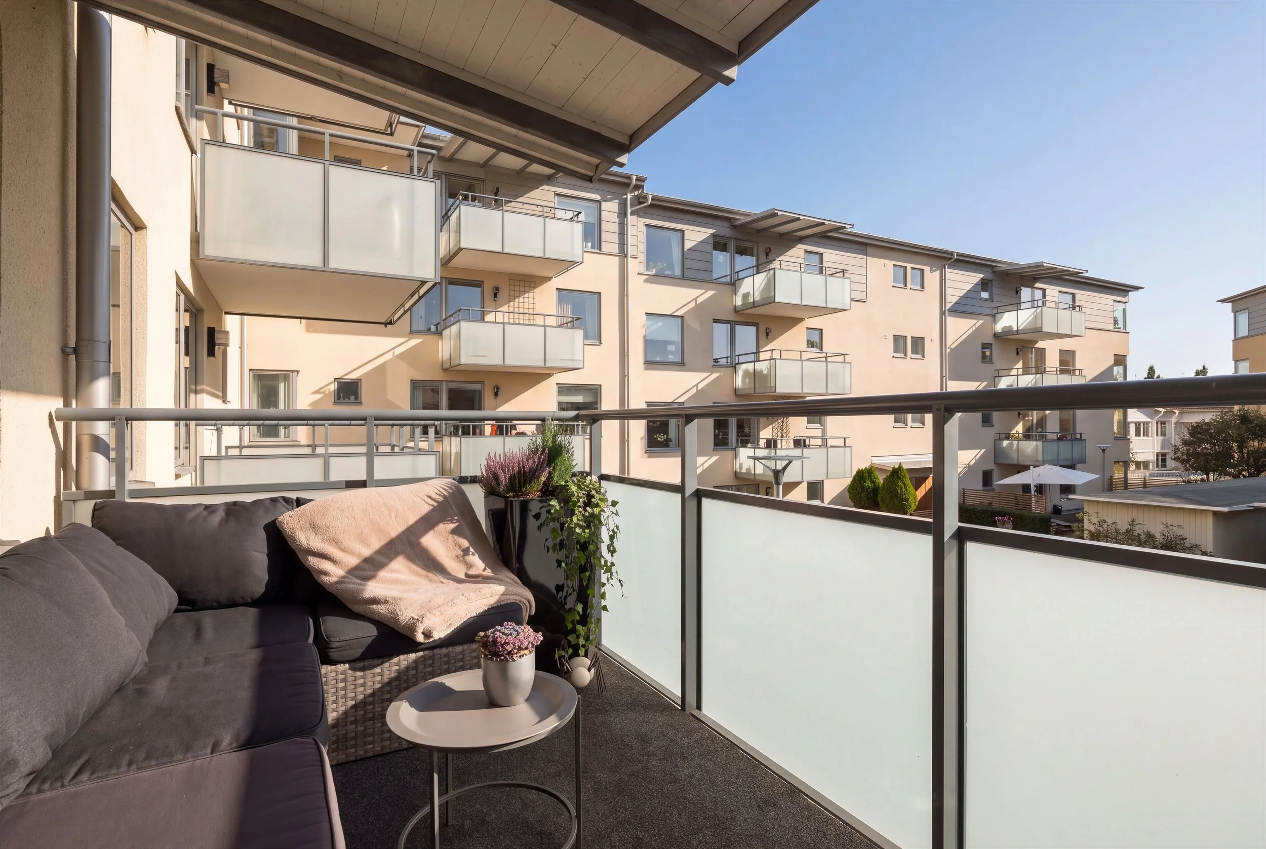 8V4A1548-HDR_Clear_Midday__Exterior__from_the_right_8K.jpg