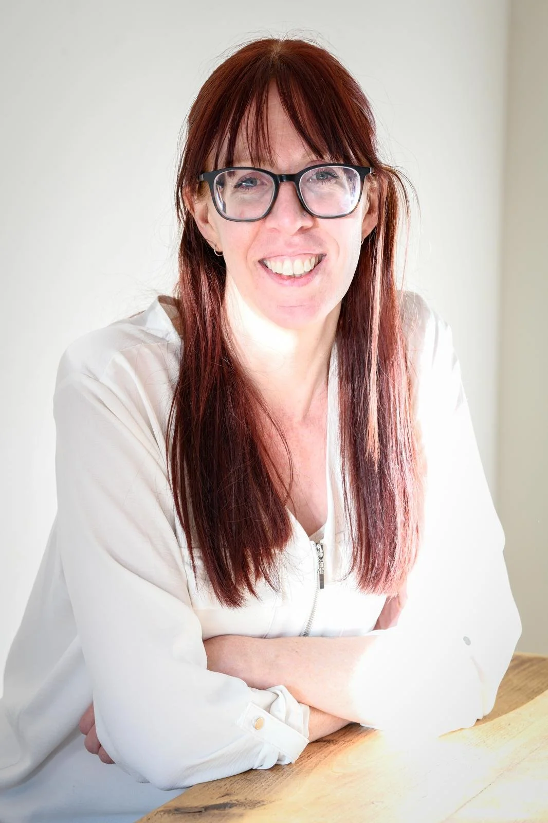 Laura Thomas, teen and family psychotherapist, offering a supportive 30-minute consultation for parents seeking help with teenage behaviour and mental health