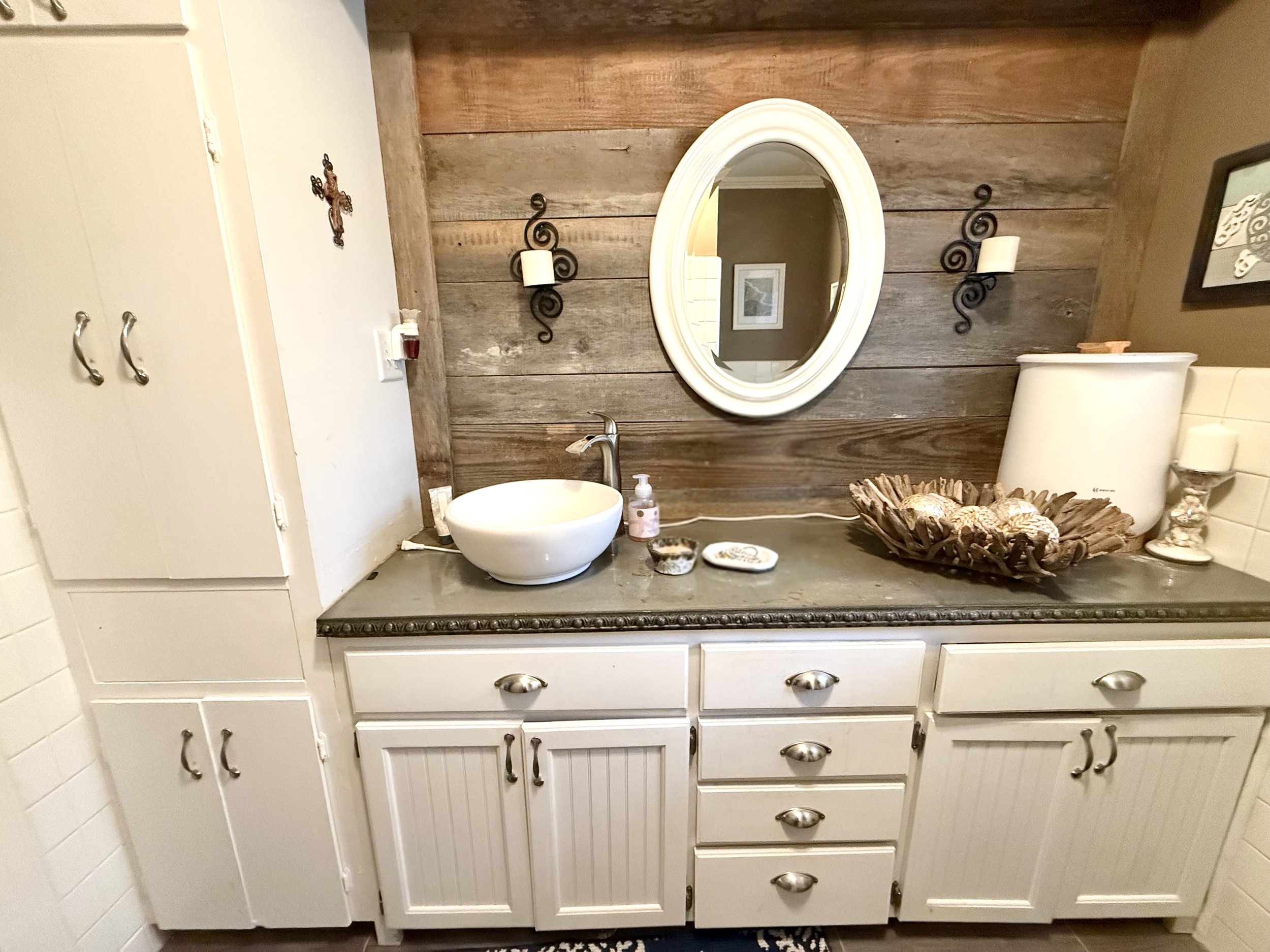 Primary bathroom (2).jpeg