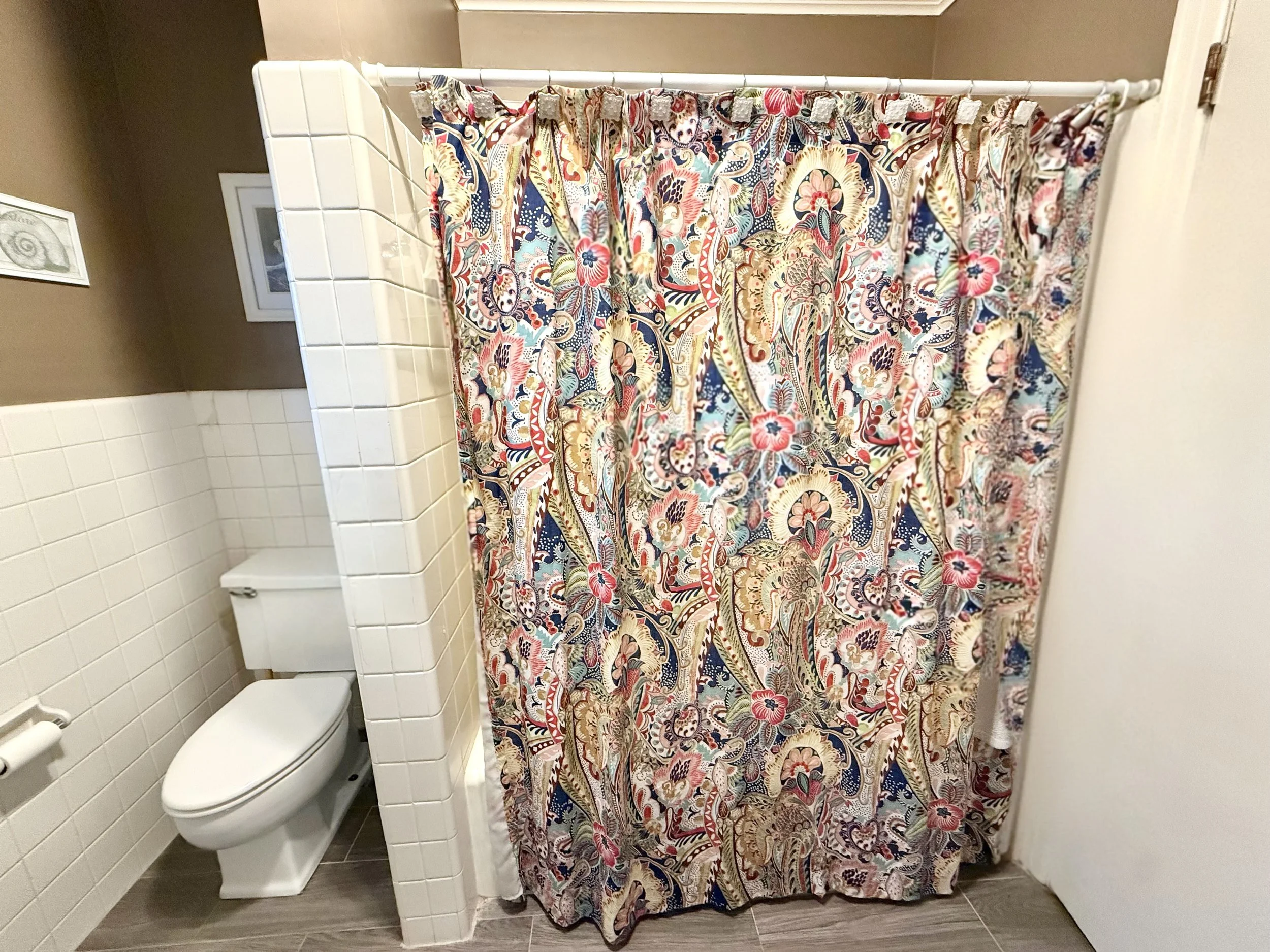 Primary bathroom (3).jpeg