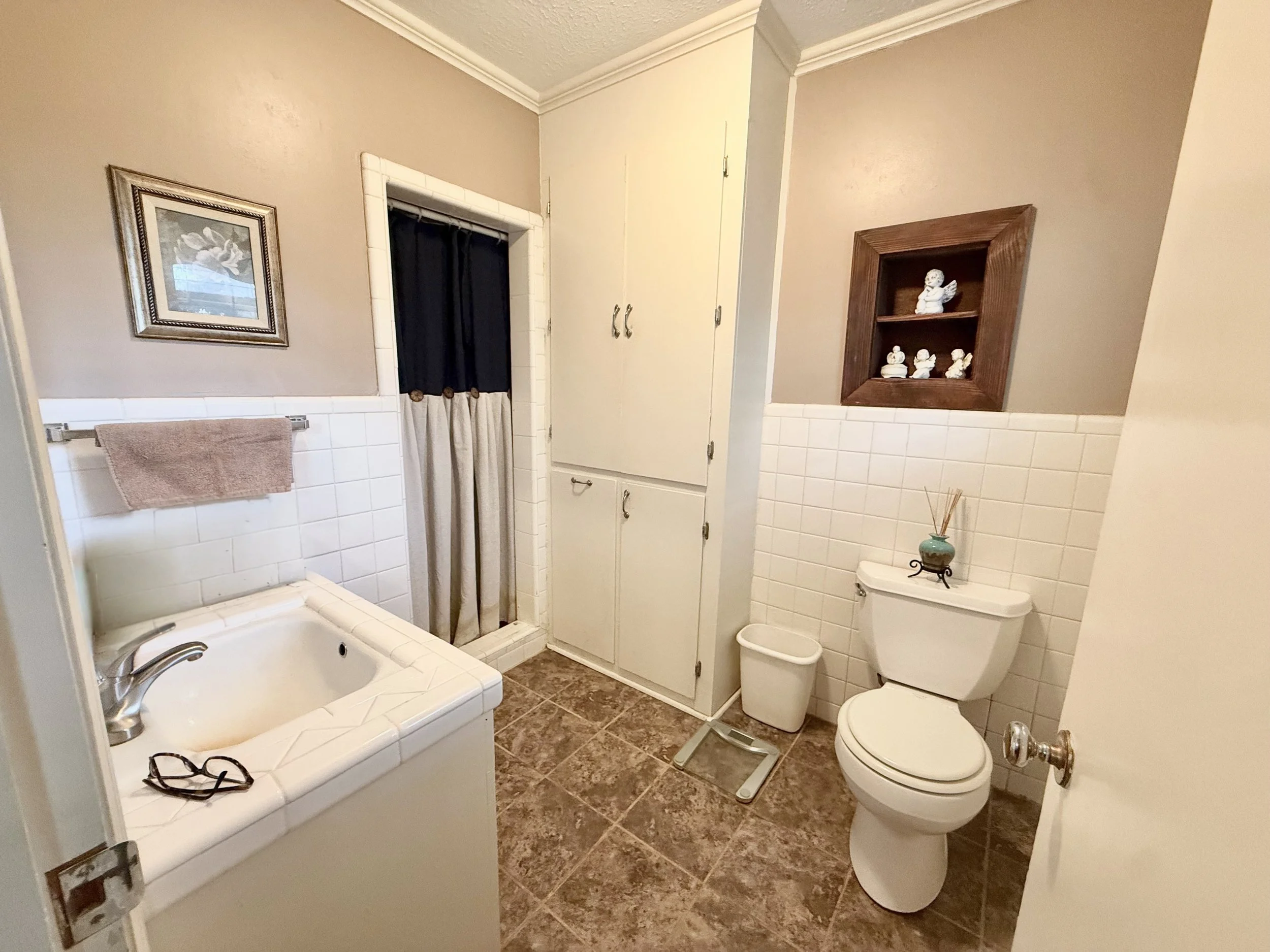 3rd bathroom .jpeg