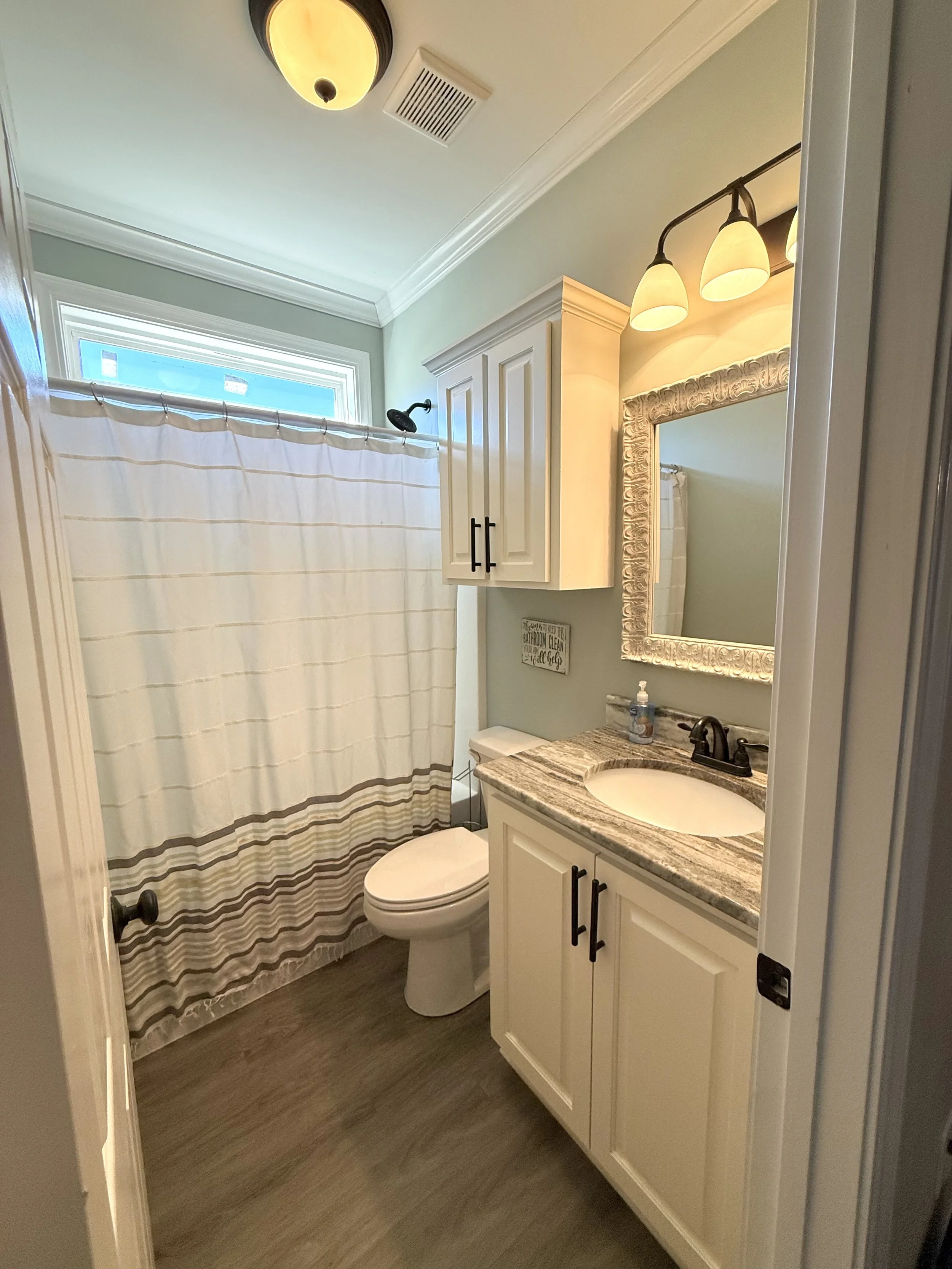 27 2nd Bathroom .jpeg