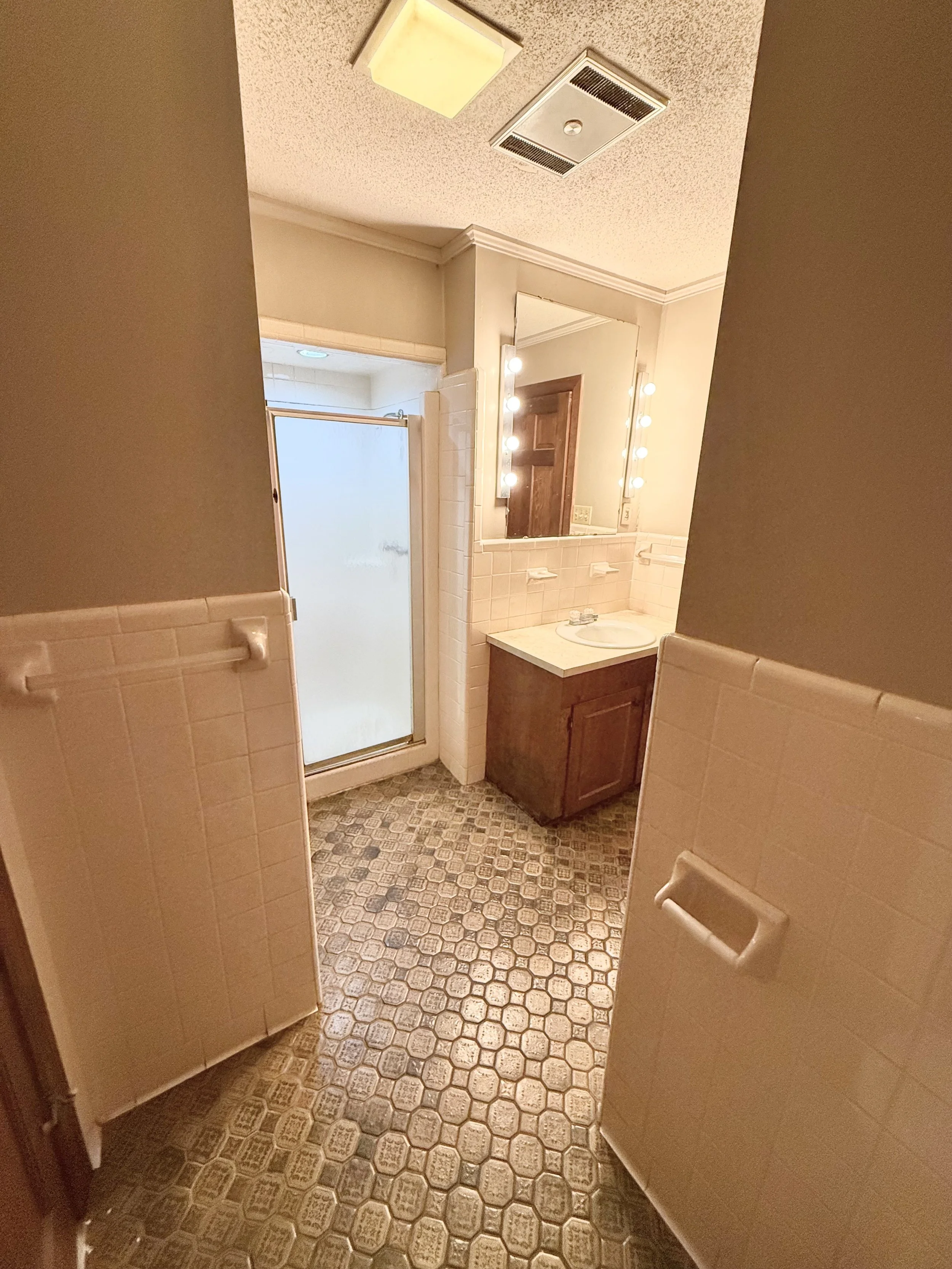 18 Primary Bathroom (2).jpeg