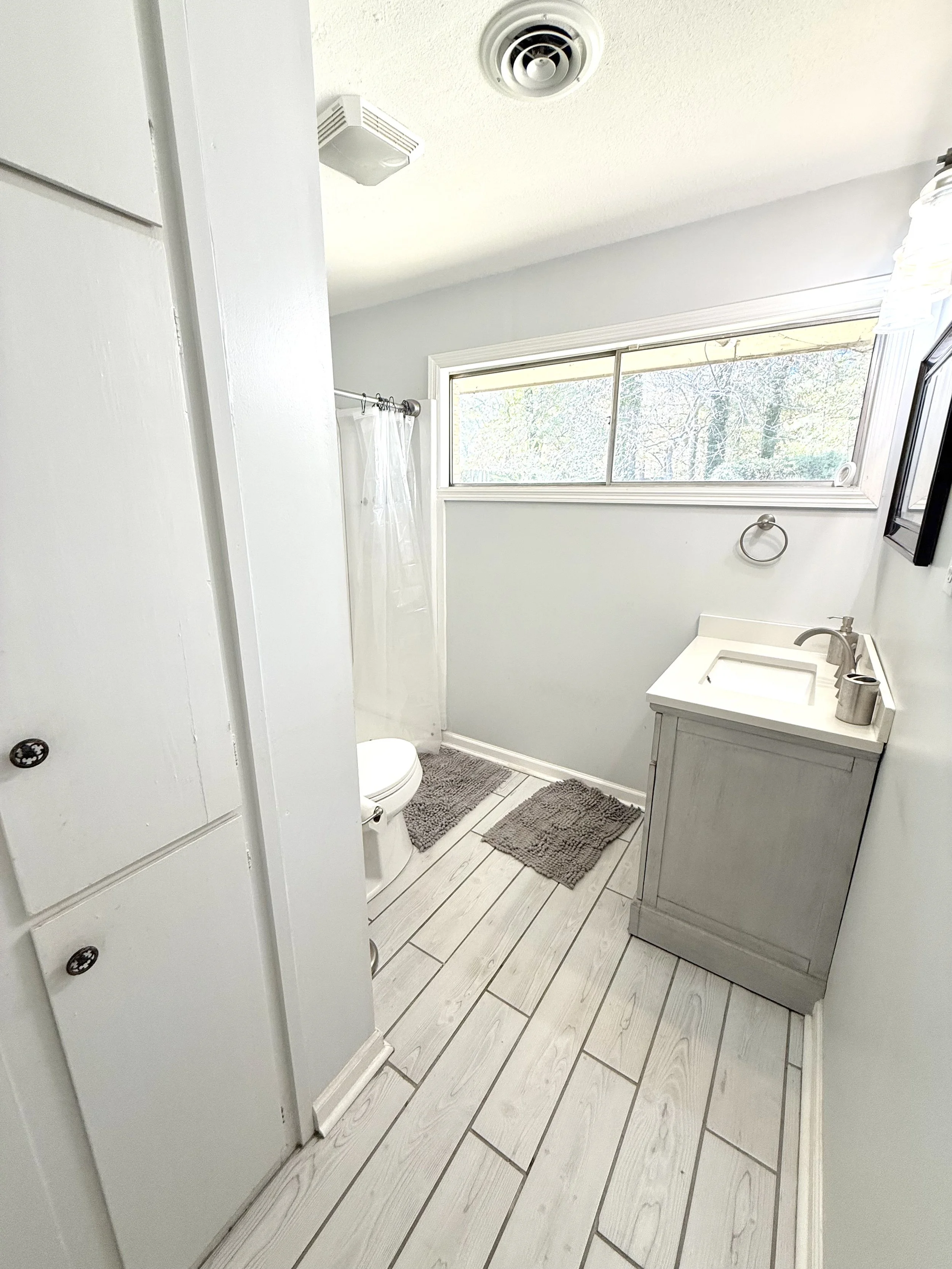 24 2nd Bathroom.jpeg