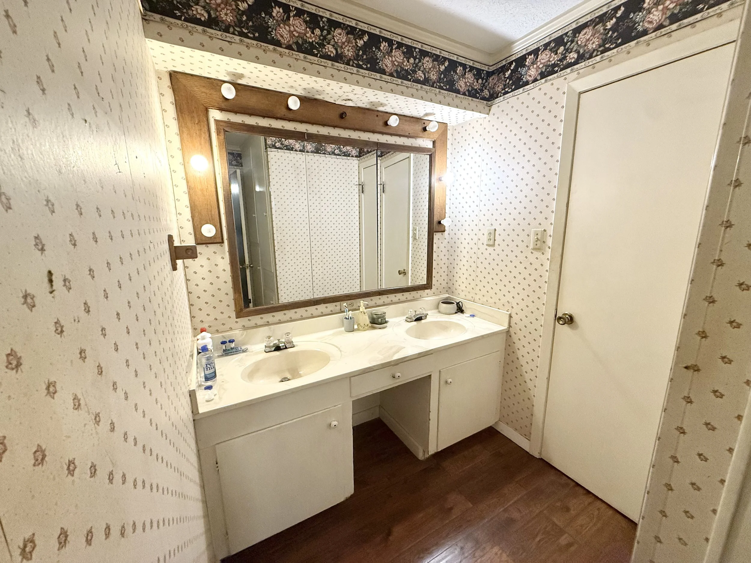 21 2nd Bathroom .jpeg