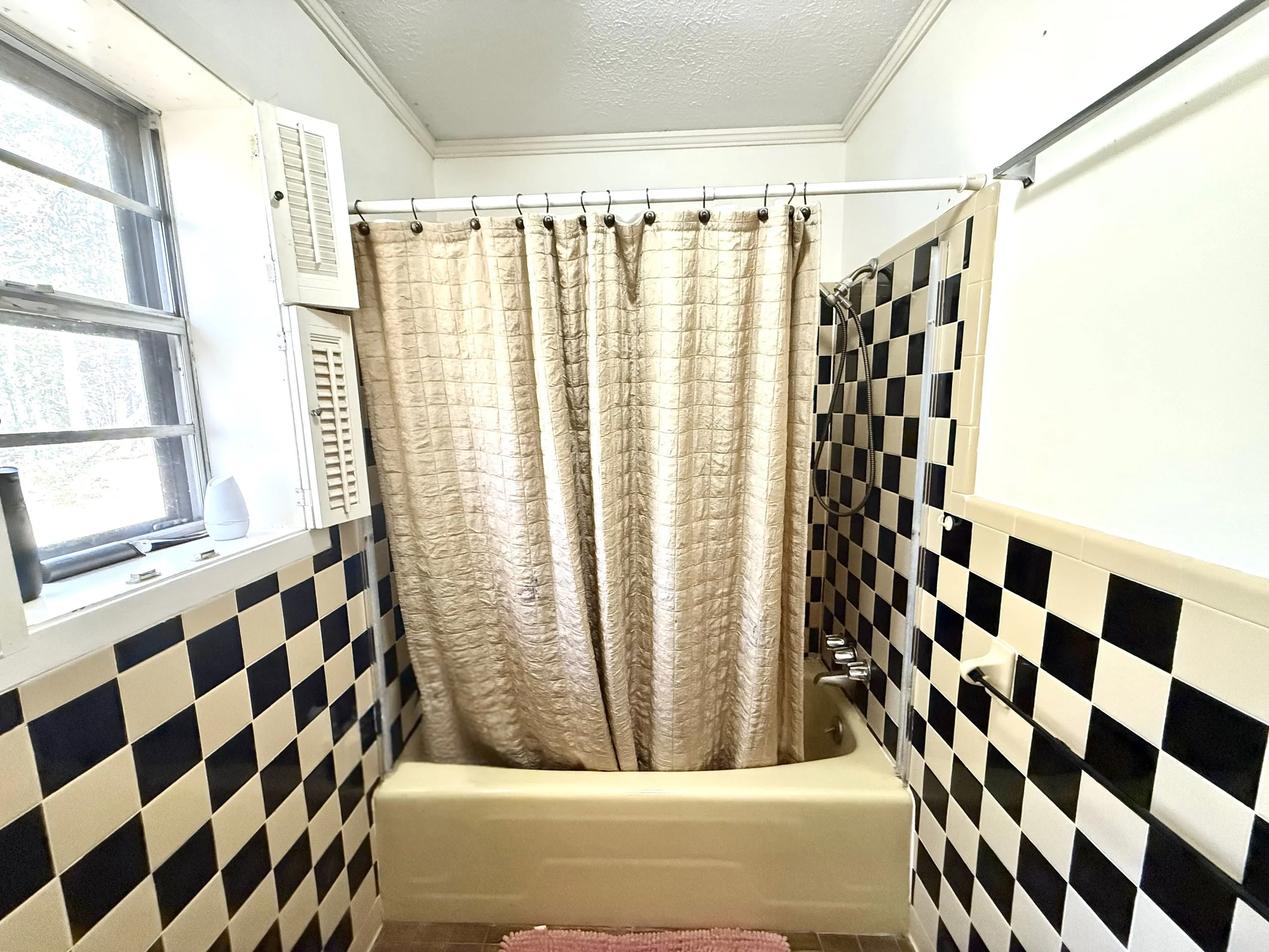 23 2nd bathroom (4).jpeg