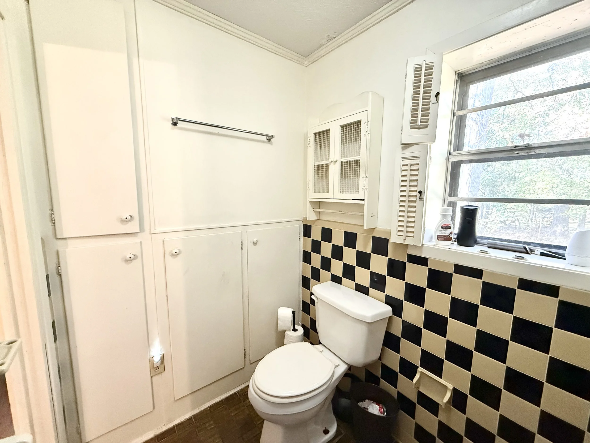 24 2nd Bathroom (3).jpeg