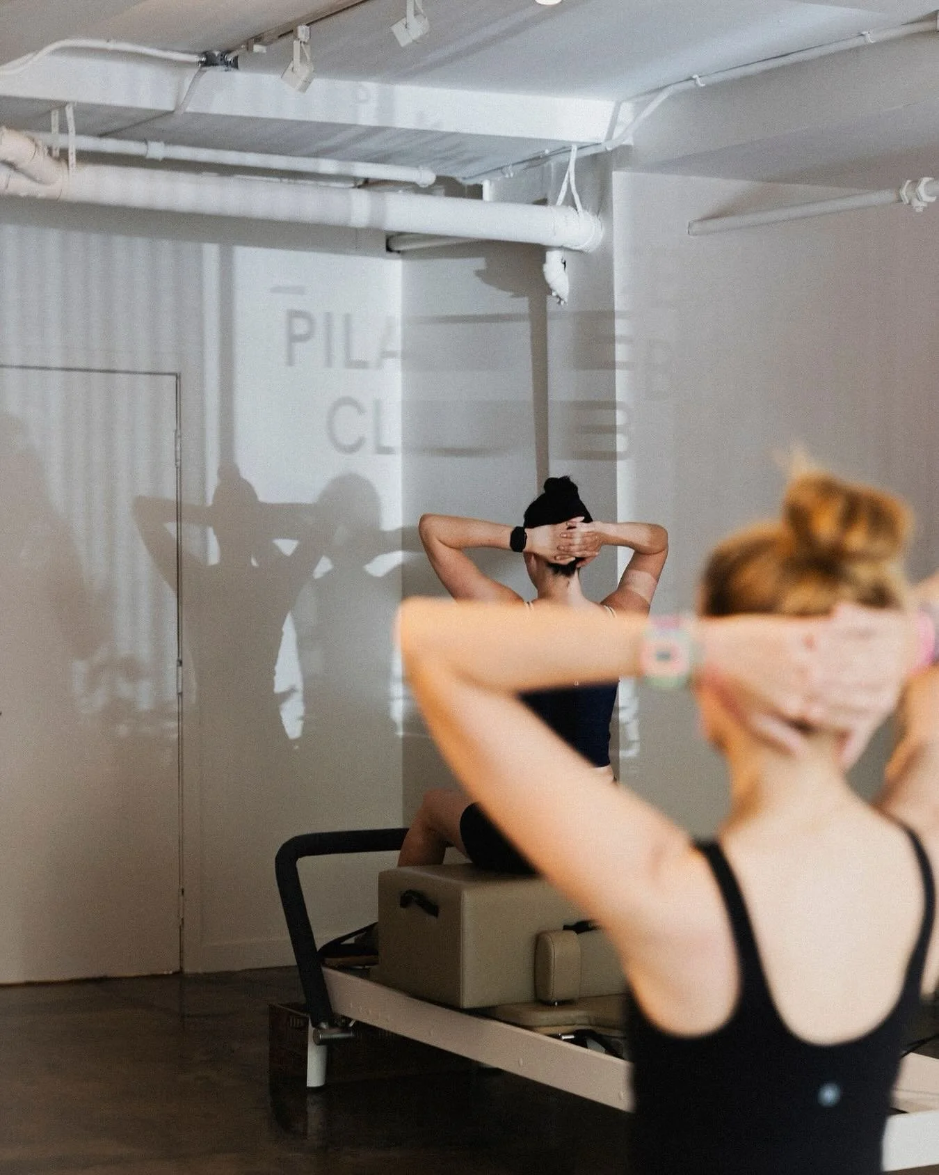 Un club où l’inclusion fait partie de la pratique. 🤍 Peu importe qui tu es, ton niveau ou ton parcours,  le Pilates n’a pas de genre. Tous y trouvent leur place. 
-
A club where inclusion is part of the practice. 🤍 No matter wh