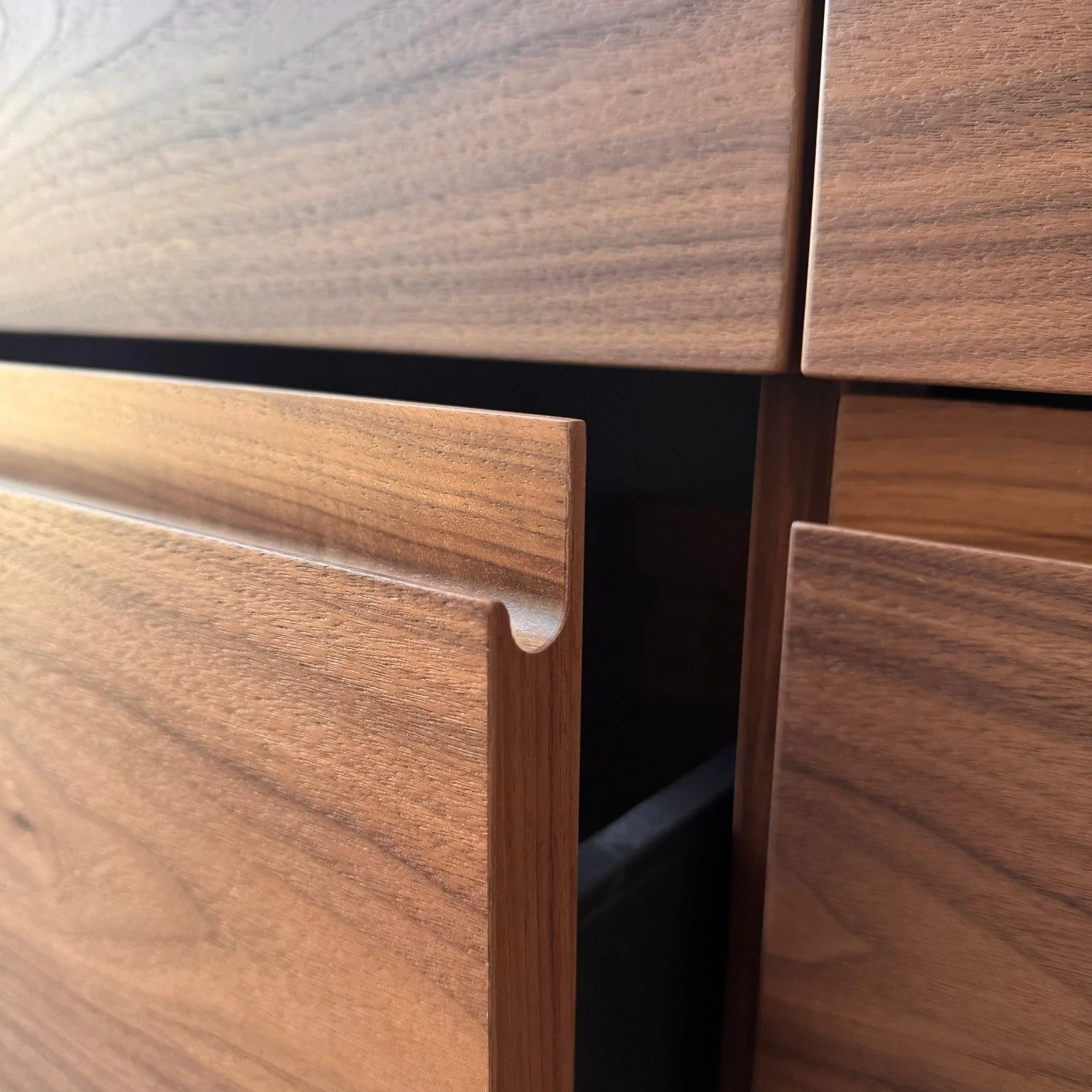 ✨Fronten aus MDF, furniert mit amerikanischem Nussbaum. Die integrierten Griffmulden sind pr&auml;zise eingefr&auml;st. Alle Oberfl&auml;chen werden in h&ouml;chster Qualit&auml;t verarbeitet &ndash; f&uuml;r langlebige, ma&szlig;gefertigte M&ouml;be