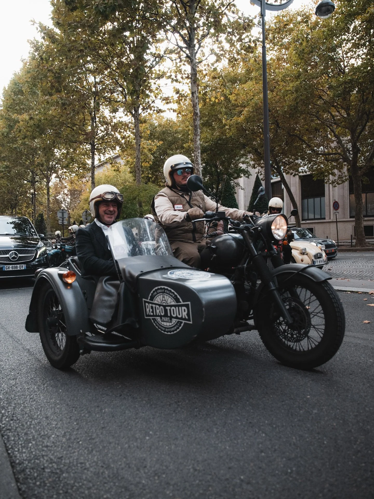 A first glimpse of the activities of our participants yesterday, thanks again to @retro_tour_paris for the Sidecar experience and to @lesvisitesdemaud for the luxury fashion tour with its privileged access to the capital’s top places! 🤍 #creme