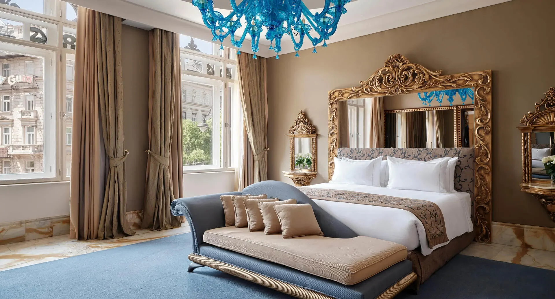 anantaranewyorkpalacebudapesthotelroompresidentialsuitecurtainsopenkingsizebeddetails1920x10378.webp