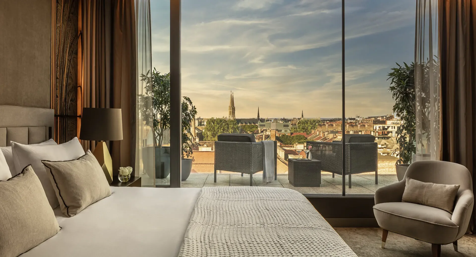 anantaranewyorkpalacebudapesthoteldeluxeterracenewwingbedroomwindowterracestraightoutnight.webp