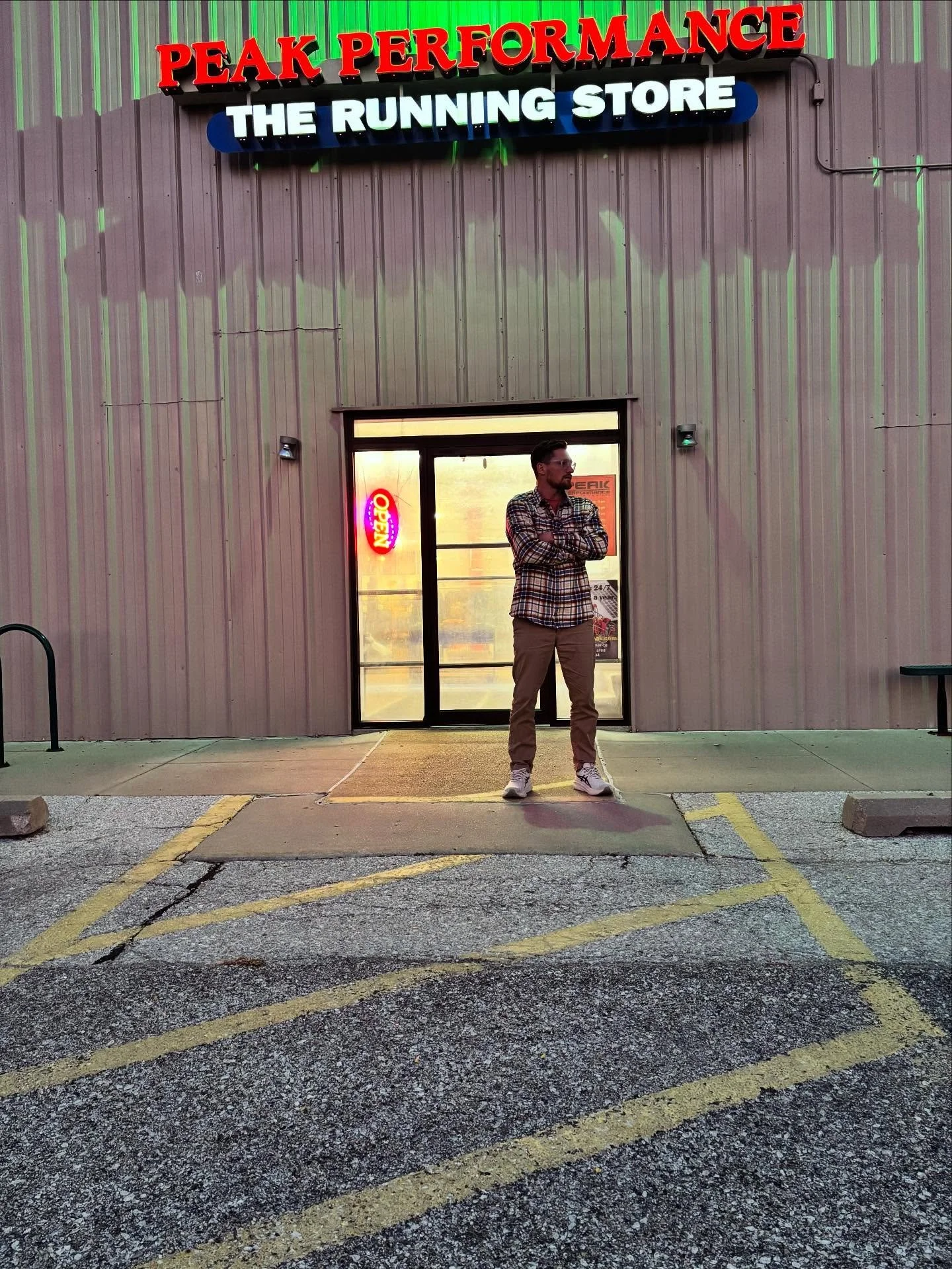 Hanging out waiting for the @omaharunningclub crew that meets at Peak on Cass at 6pm on Wednesday&rsquo;s. 

Shirts proper flannel lined for this weather.