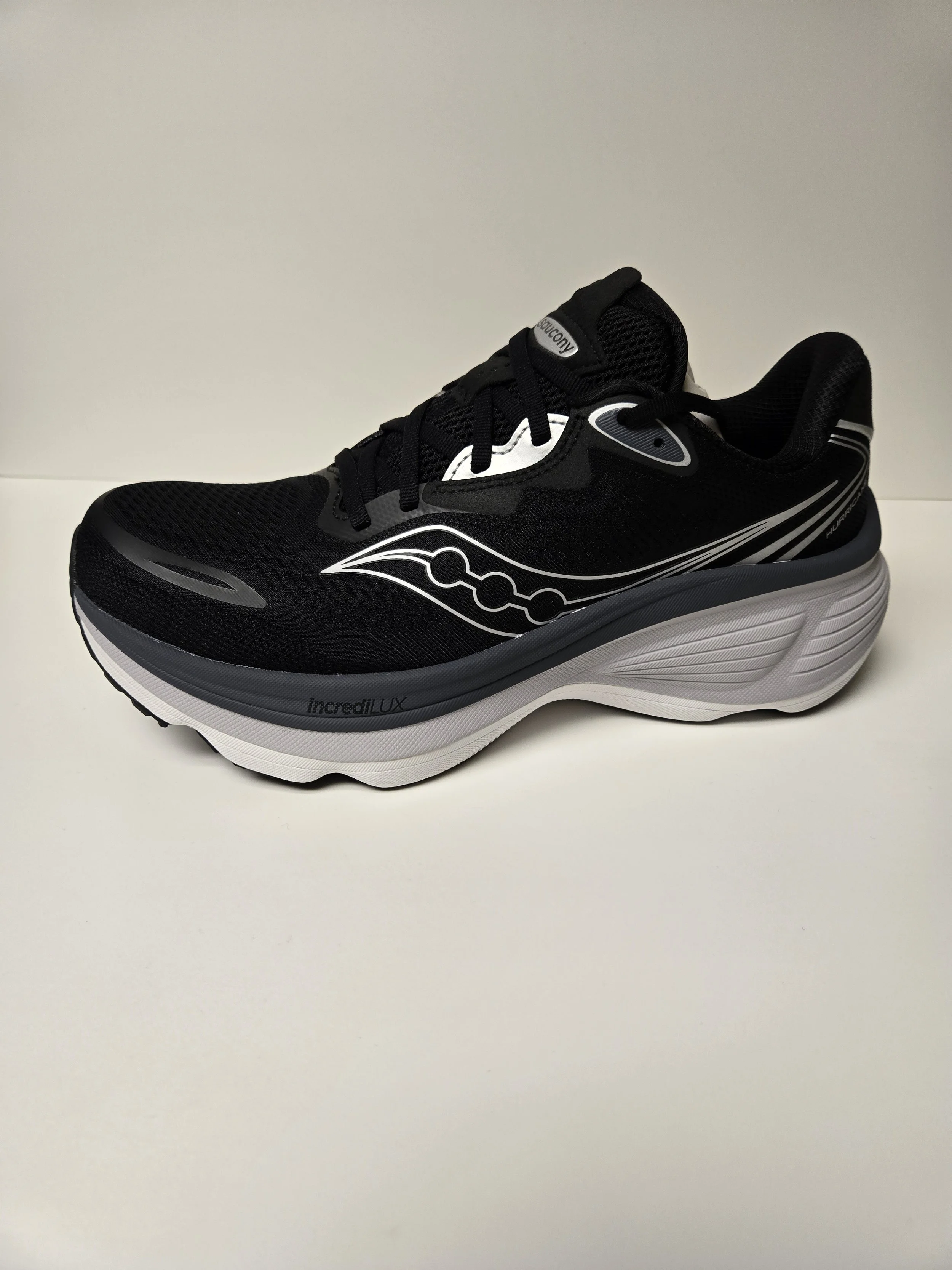 M. SAUCONY HURRICANE 26