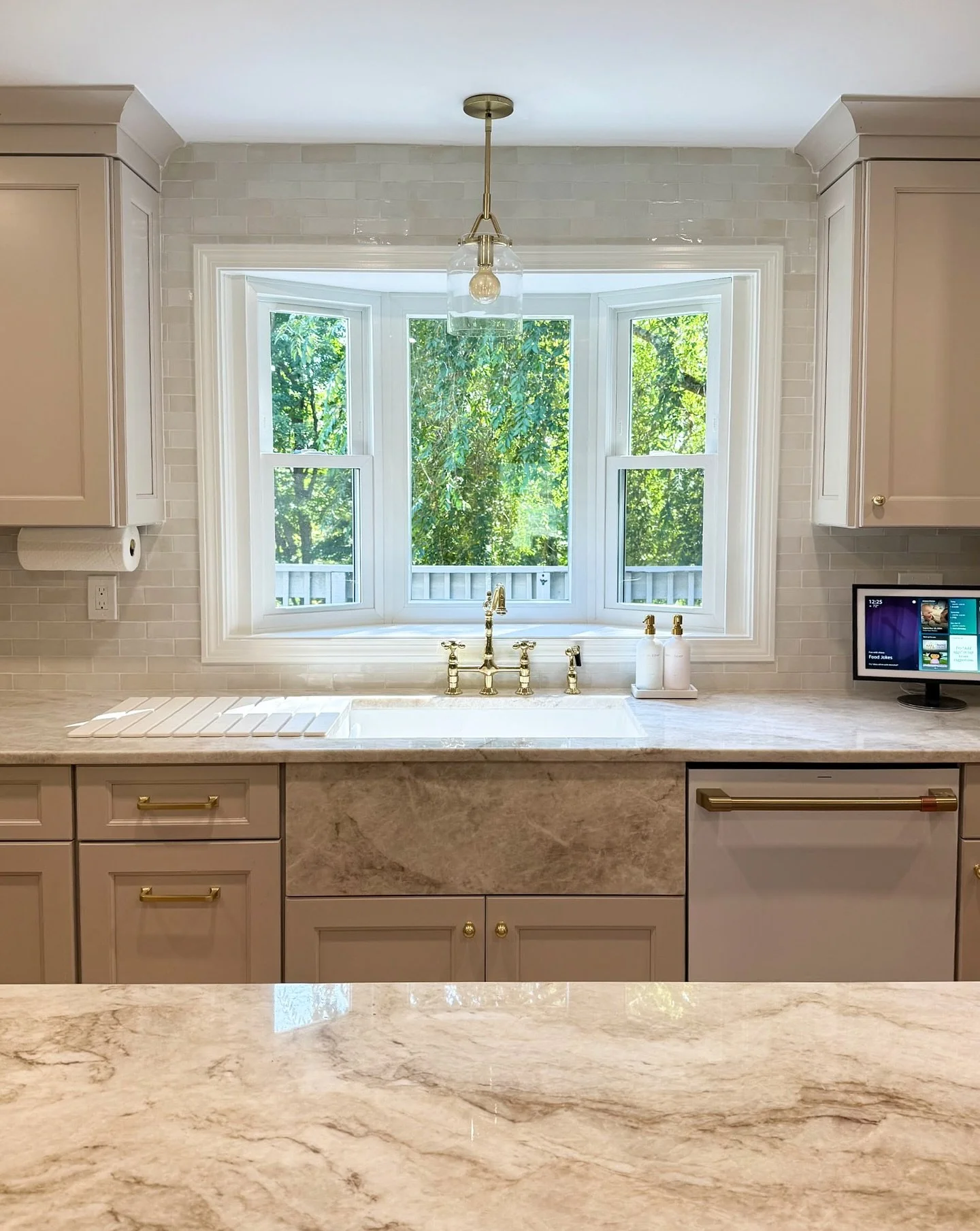 A kitchen dressed in calm, natural tones 🤎
Taj Mahal Quartzite adds just the right touch of grace! 

📍We have 4 locations across Connecticut to better assist you:
Bloomfield | Cromwell | Stamford | Danbury