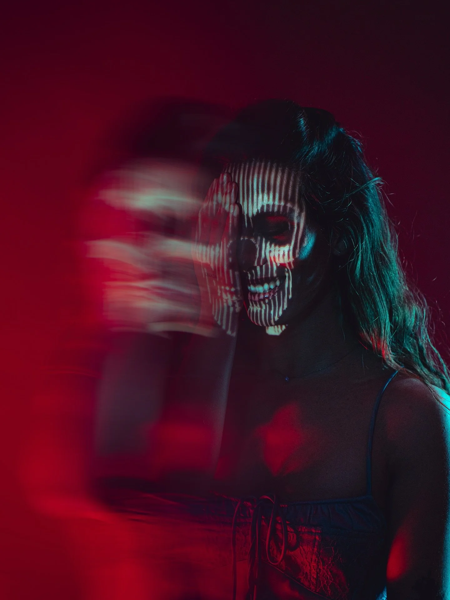 Seeing straight through the other side.
Muse: Emy
A throwback from one of @red_rose_films meet ups.
.
.
#towhidb #halloween #spookyvibes #creativeportraits