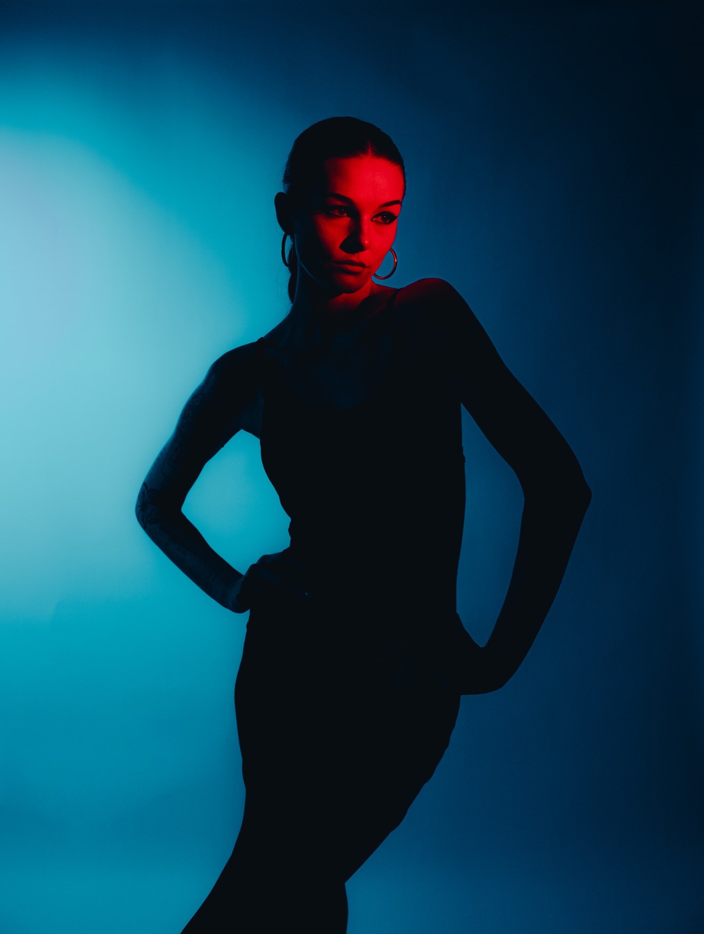 Shaped by shadow and color. 
.
.
#towhidb #moodyportrait #creative_portrait #editorialportrait #visualmood