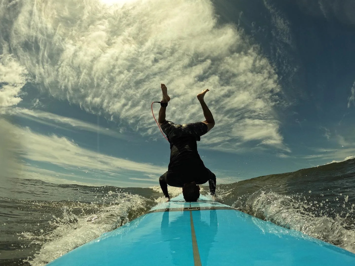 Nick with the amazing headstand progression (in reverse) 🏄‍♂️
#mauisurflessons 
#mauisurfandsup
#learntosurf 
#privatesurflessonsmaui
#surfmaui