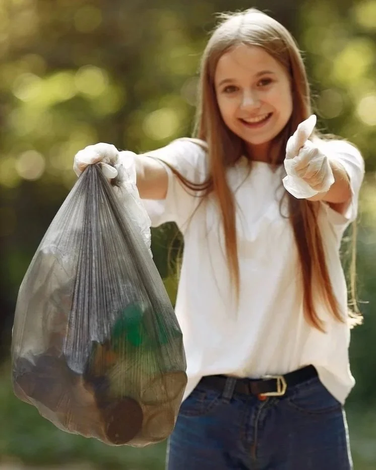 14_girl-collects-garbage.jpg