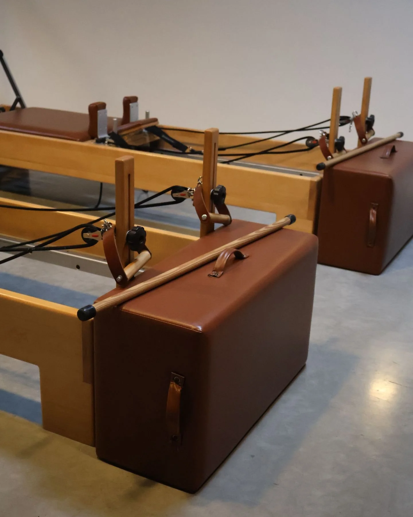 Reformer 101 ✨ 

Getting familiar with the reformer helps you feel more comfortable and confident in class.

Here are a few key parts you&rsquo;ll see:

➡️ Carriage &ndash; The moving platform that supports your body and creates resistance based move