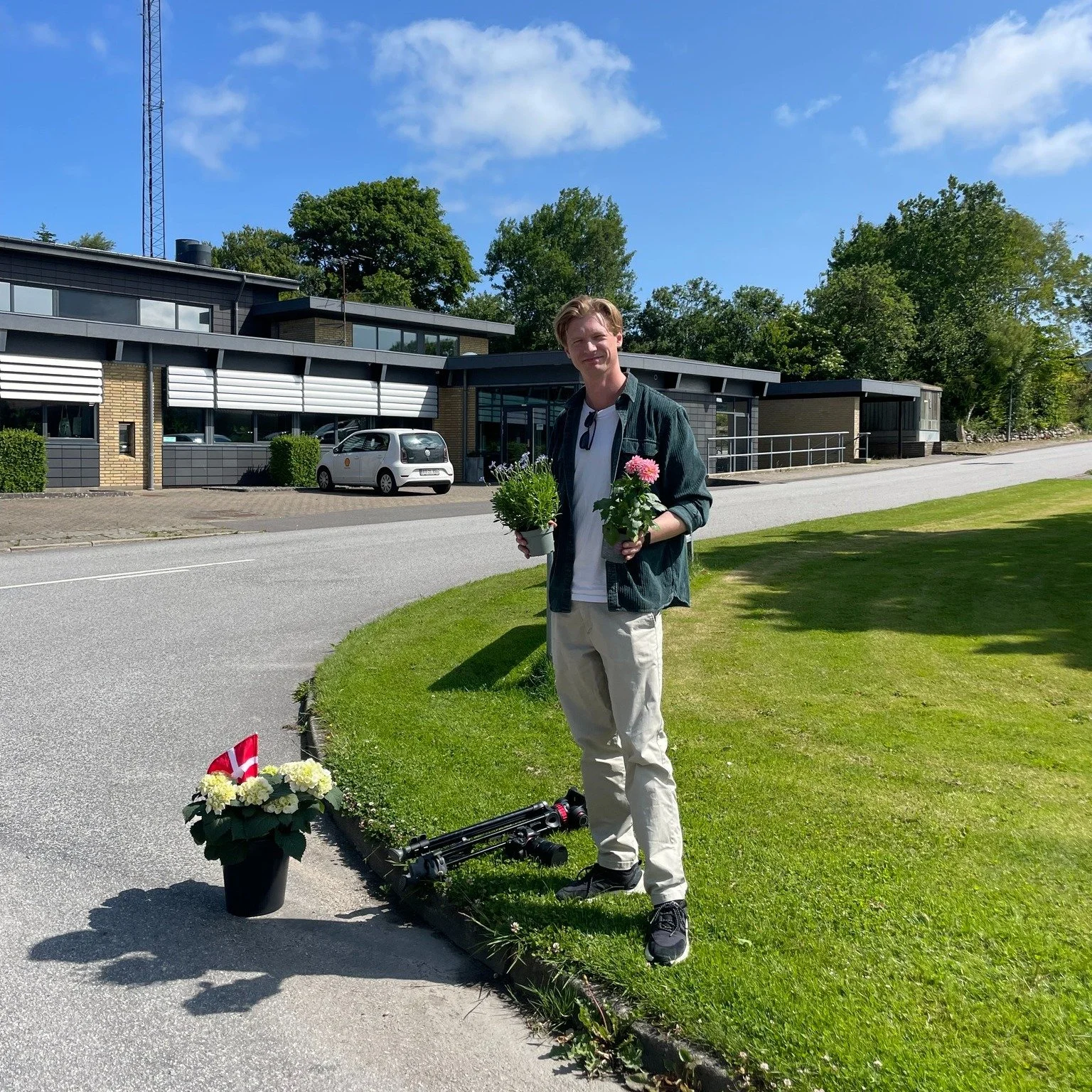 Del gerne budskabet, s&aring; vi kan f&aring; flest muligt med!🙌

S&oslash;ndag den 29. juni inviterer vi &oslash;ens borgerforeninger til en f&aelig;lles plantedag med start hos os i Bjergby. Her udleverer vi valmuer og jord til de foreninger, der 