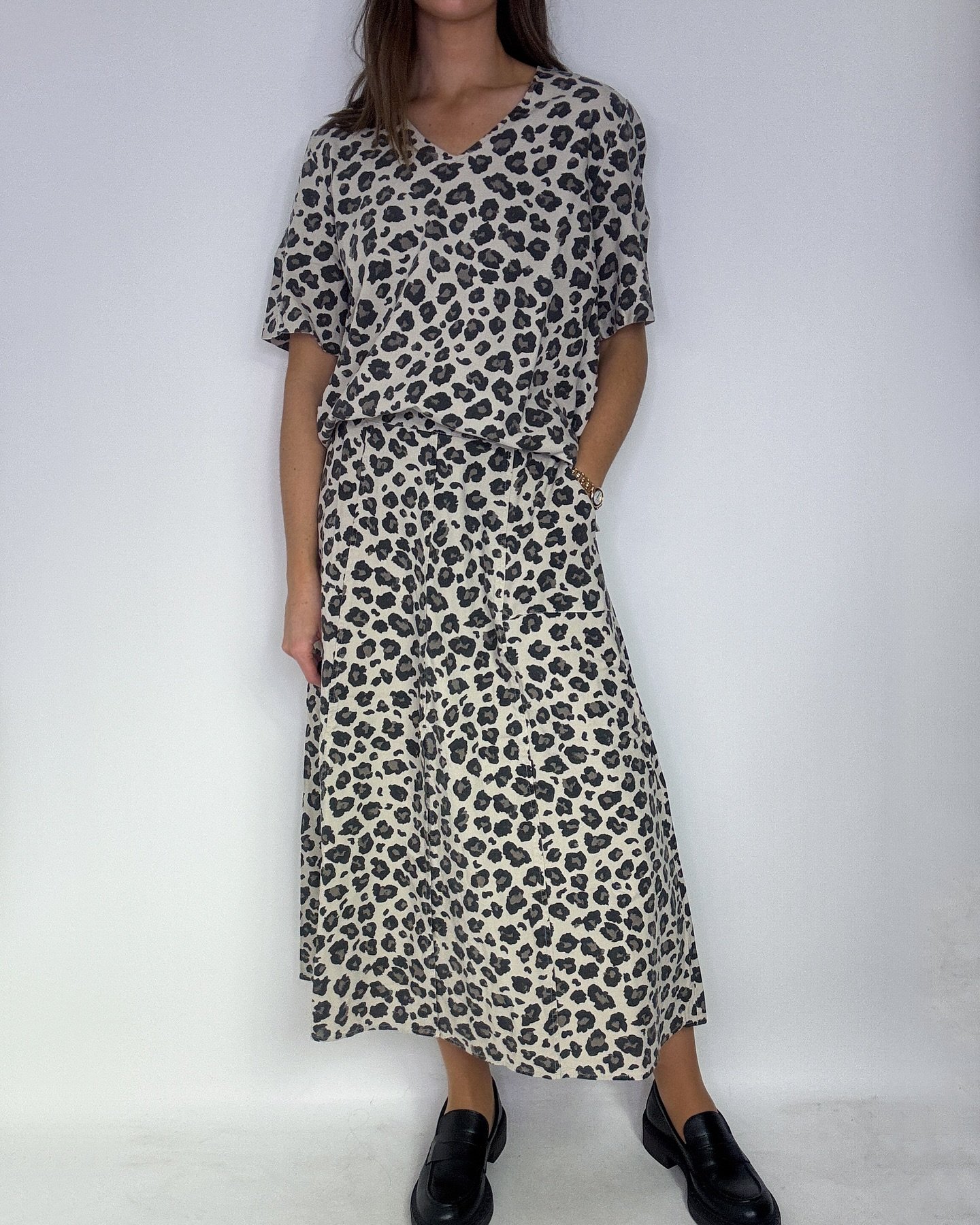Ett snyggt set med blus och kjol i leoprint! Kjolen har resår i midjan och slits framtill. Finns även i enfärgat beige och svart. XS till XL och kostar 599,95kr
Blusen finns endast i leo. XS till XL och kostar 499,95kr 🤎
@handelisol
