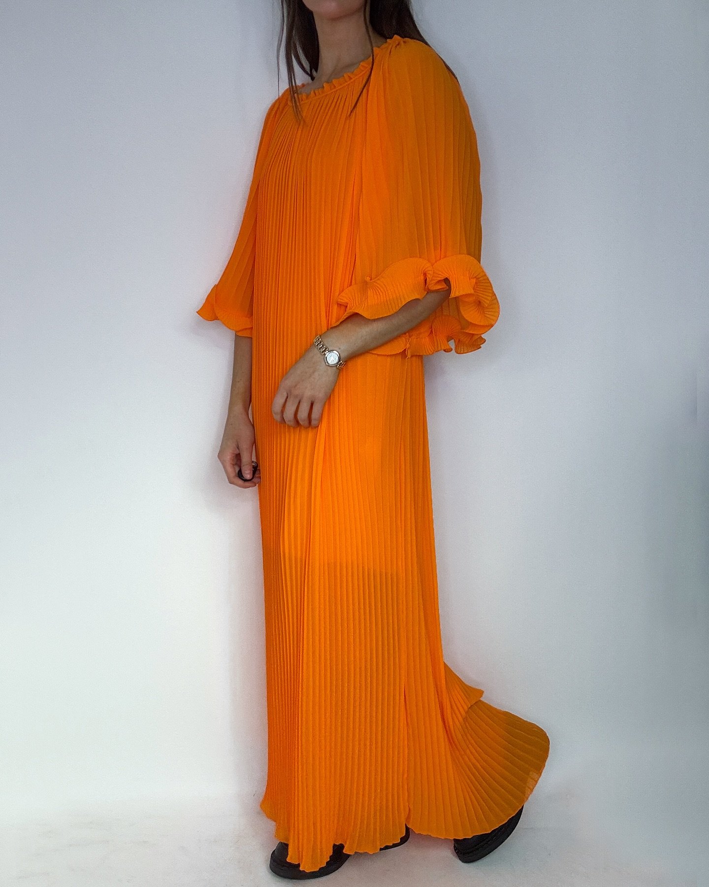 En otroligt fin klänning med stora, härliga volangärmar🧡 Finns även i svart och beige. Perfekt till sommarens tillställningar🌻 Knyte i midjan och lång i modellen. One size och kostar 799kr
@handelisolvesborg
@karlsk