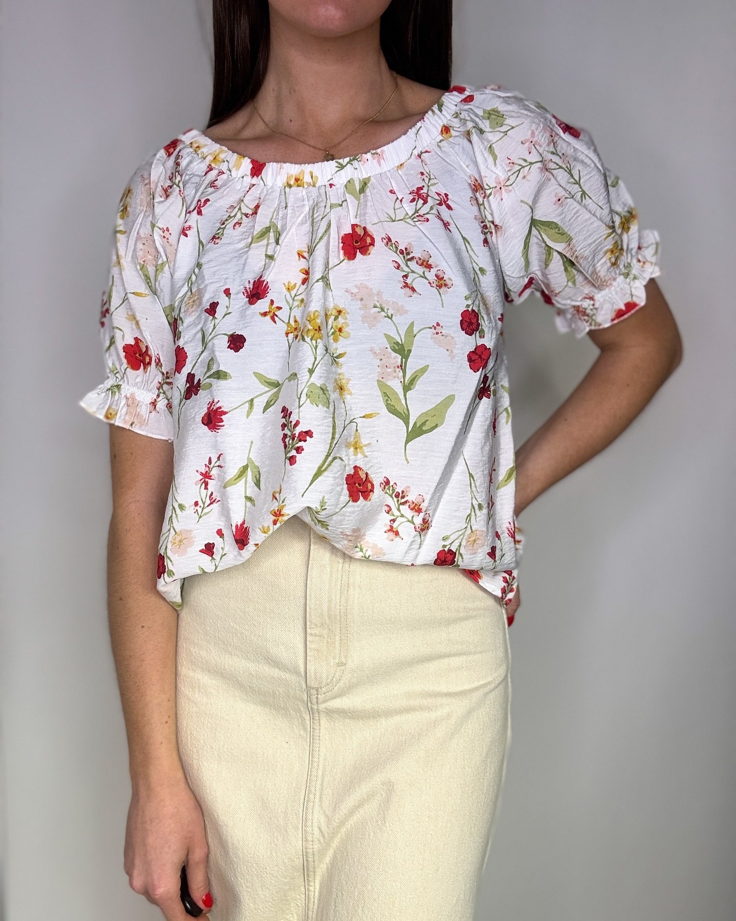 Underbar blus med fina blommor på🌸 Finns från XS till XL och kostar 499,95kr💕