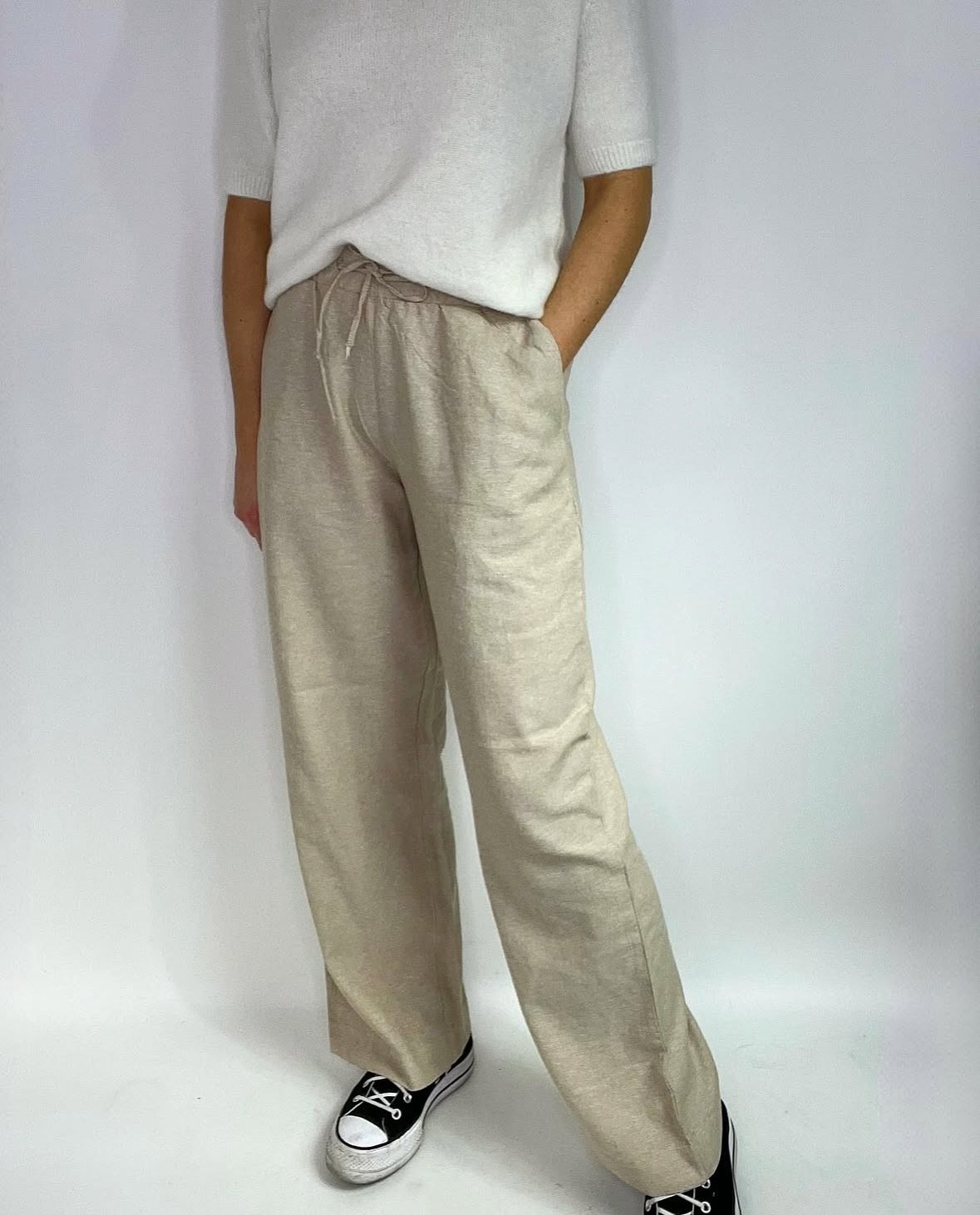 Våra favoriter till våren och sommaren har trillat in i full längd😍 Byxa i linne/viskos med resår och knyt i midjan och raka ben. Vit, beige och svart. Finns även i kortare längd. 399,95kr XS - XXL🌻