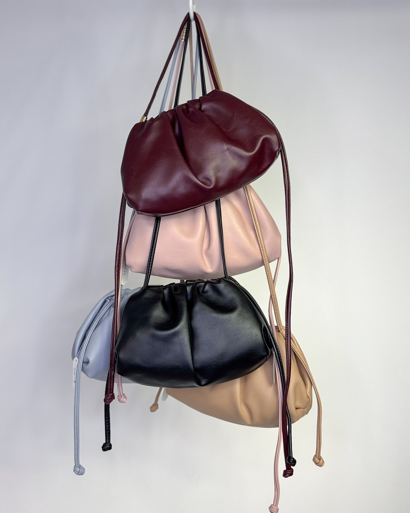 Perfekta lilla väskan har kommit in i flera olika färger!💗🩵 Vi älskar dem!👛 Kostar 599kr