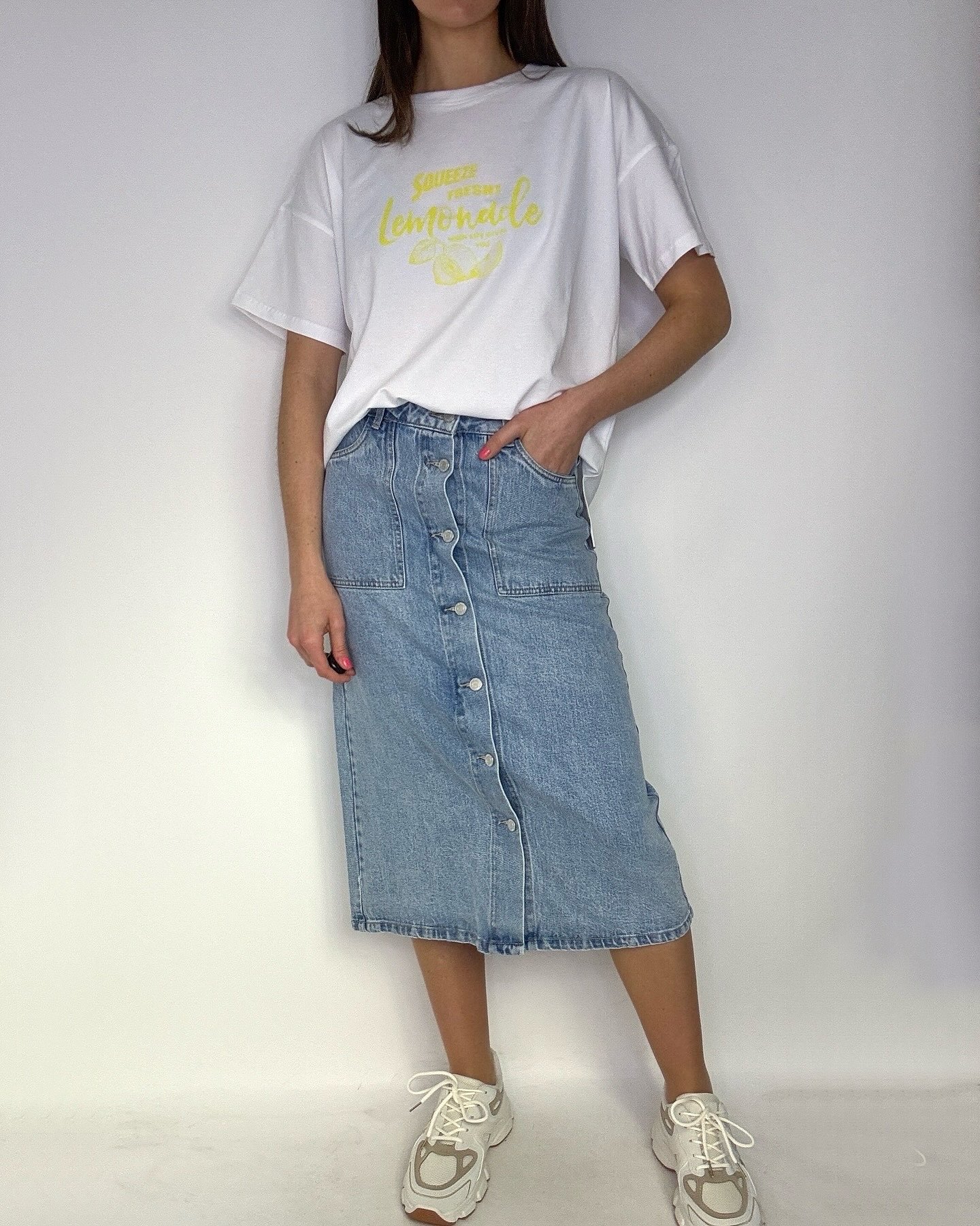 Fräsch sommaroutfit med jeanskjol och tshirt!💛 T-shirten är en lite oversized och skön modell. Finns i tre olika färger på trycket🍋
Kjol S-XXL 699,95kr
T-shirt S/M L/XL 299,95kr
Sneakers 699kr