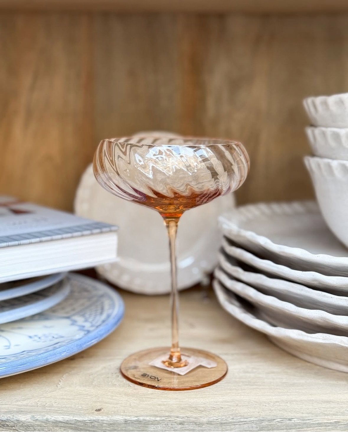 Champagneglas med vackert snurrat glasmönster i tre olika färger - blå, persika och brun 🍑🥂Finns även i klart glas. Funkar lika bra att använda till dessert som till ett glas bubbel ✨ Perfekt att ge bort i student/examens