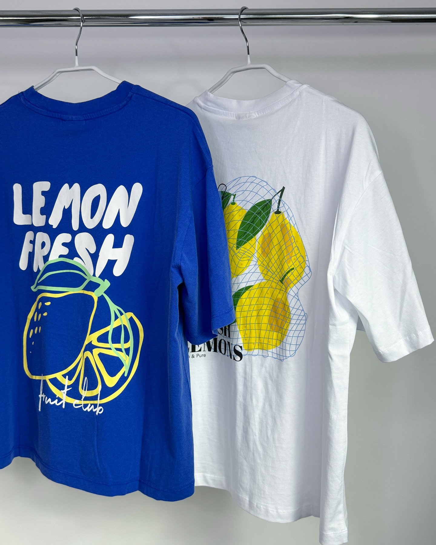 Så coola t-shirtar med snyggt tryck på ryggen!🍋 Mjuk och skön med lös passform 💛 Finns från XS till XL och kostar 249,95kr