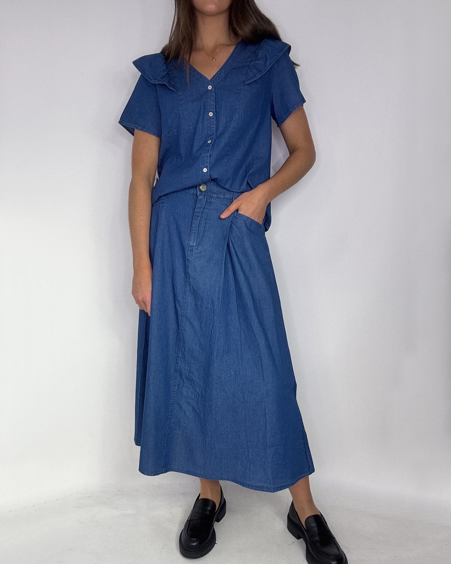 Underbart set i mjuk och skön denim med blus och kjol💙 Finns från XS till XL. Blus kostar 849kr Kjol kostar 999kr
Finns endast i Sölvesborgsbutiken
@handelisolvesborg