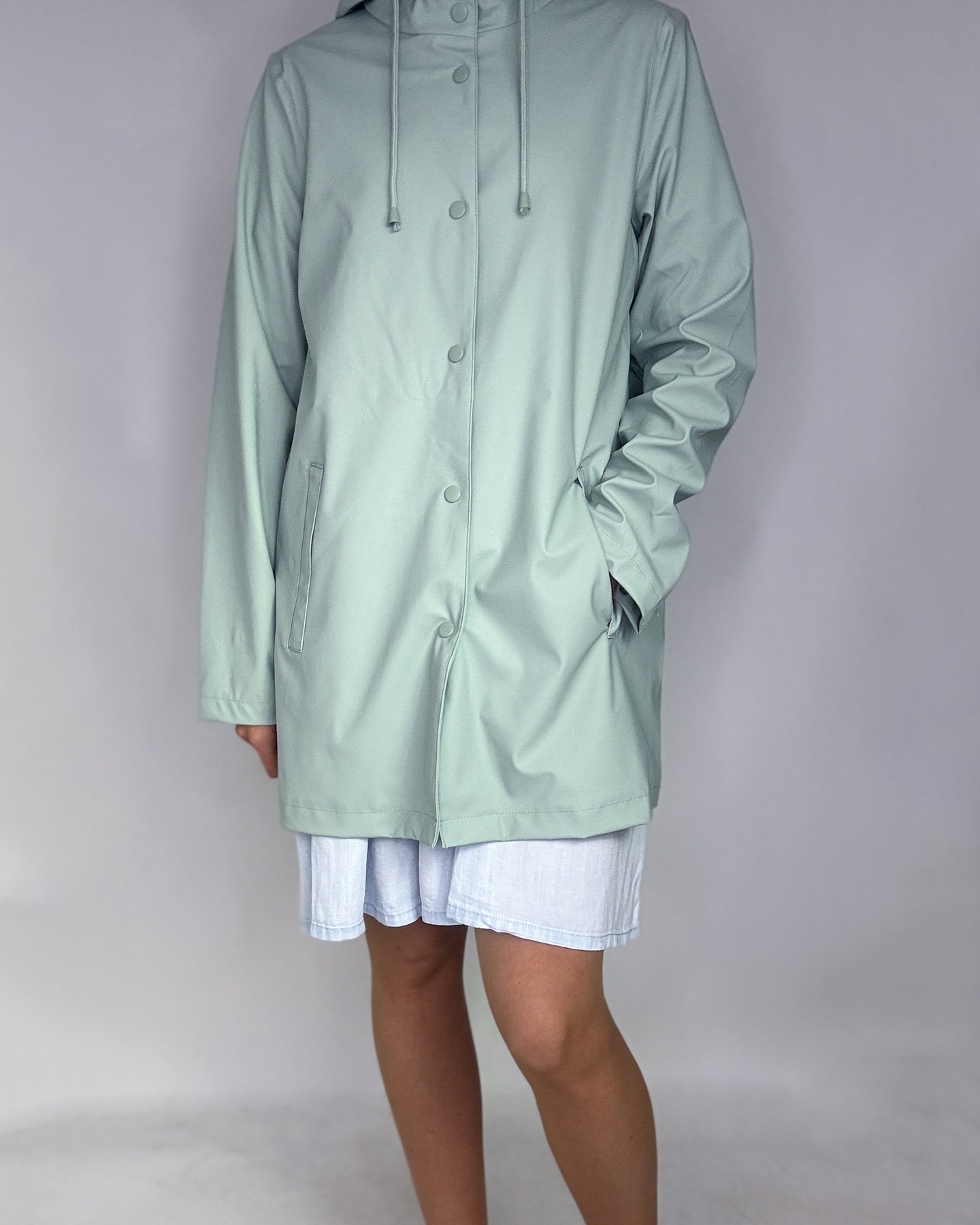 Regnjacka i en härlig mintfärg med fickor och luva😍 Alltid bra att ha till de regniga sommardagarna☔️ Finns från S till XL och kostar 899,95kr