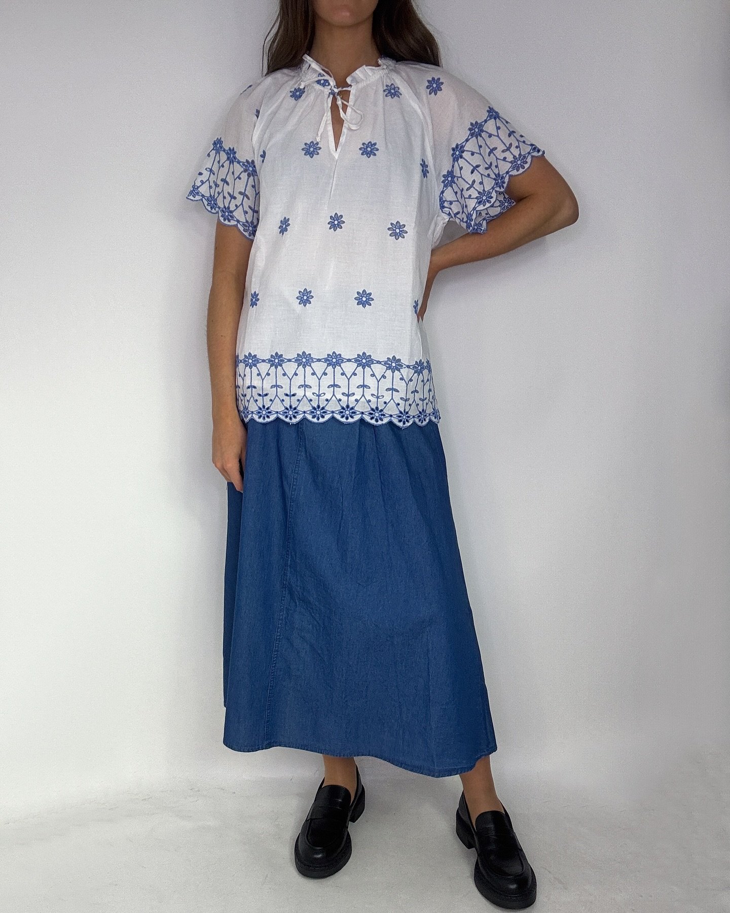 Sååå fin blus med vit botten och blåa broderimönster💙 Lite högre krage med knyte i halsen. Finns från XS till XL och kostar 599,95kr. Matcha fint med kjolen från iSay, kostar 999kr🌞